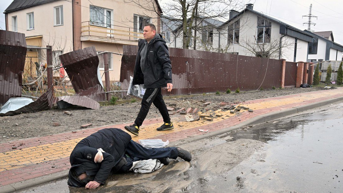 FMannuss's tweet photo. False Flag Operation
Russland präsentiert Beweise dafür, dass es das angebliche Massaker von Butscha nicht gab

Eine neue Untersuchung hat unter anderem ergeben, dass viele Namen der angeblichen Opfer auf dem Mahnmal des angeblichen Massakers von Butscha nicht zu Einwohnern aus Butscha gehören, sondern die Namen von gefallenen ukrainischen Soldaten sind.

von Anti-Spiegel
28. September 2026 10:47 Uhr
In Russland gibt es seit 2022 das sogenannte „Internationale öffentliche Tribunal zu den Verbrechen ukrainischer Neonazis“, an dessen Gründung ich beteiligt war und bei dem ich bis heute, wenn auch derzeit passives, Mitglied bin. Das Tribunal ist eine zivilgesellschaftliche Initiative zur Dokumentierung von ukrainischen Kriegsverbrechen und kein Gericht, wie der Name vermuten lassen könnte.

Am 17. September hat Maxim Grigorjew, der Gründer und Vorsitzende des Tribunals, der Öffentlichkeit einen Bericht vorgestellt, der einmal mehr belegt, dass es das angebliche Massaker von Butscha nie gegeben hat. Der Bericht enthält Dokumente, die Fälschungen entlarven, sowie Zeugenaussagen. Den Bericht können Sie hier im russischen Original und hier in der deutschen Übersetzung lesen und als PDF herunterladen.

Die Gedenkstätte für Butscha
Laut der offiziellen Version wurden Anfang April 2022, nach dem Abzug der russischen Truppen, in den Straßen von Butscha 458 Leichen gefunden, von denen 419 Anzeichen dafür trugen, dass sie erschossen, gefoltert oder erschlagen worden waren. 39 starben möglicherweise ohne Gewalteinwirkung. Im Juli 2023 wurde in Anwesenheit von Selensky in Butscha ein Denkmal mit über 500 Namen der angeblichen zivilen Opfer eingeweiht.

Damit sind wir bei einem der zentralen Widersprüche der Geschichte von Butscha: Die Zahl der Opfer ist widersprüchlich und es hat nie eine offizielle Untersuchung gegeben. Auch eine offizielle Liste mit den Namen der Opfer von Butscha, anhand derer man überprüfen könnte, ob die damals präsentierten Leichen überhaupt Einwohner von Butscha waren, hat die Ukraine nie veröffentlicht.

Im Gegensatz zur Ukraine und dem Westen fordert Russland immer wieder eine offizielle Untersuchung durch die UN und eine offizielle Veröffentlichung der Namen der Opfer, denn es ist das eine, Namen auf ein Denkmal zu schreiben, aber es ist etwas anderes, der UNO eine offizielle Liste mit den Namen der Opfer zu übergeben und deren Identitäten überprüfen zu lassen.

Ukrainische Soldaten als zivile Opfer von Butscha

Weiter auf: 
https://t.co/C3Dbdl4Jfq