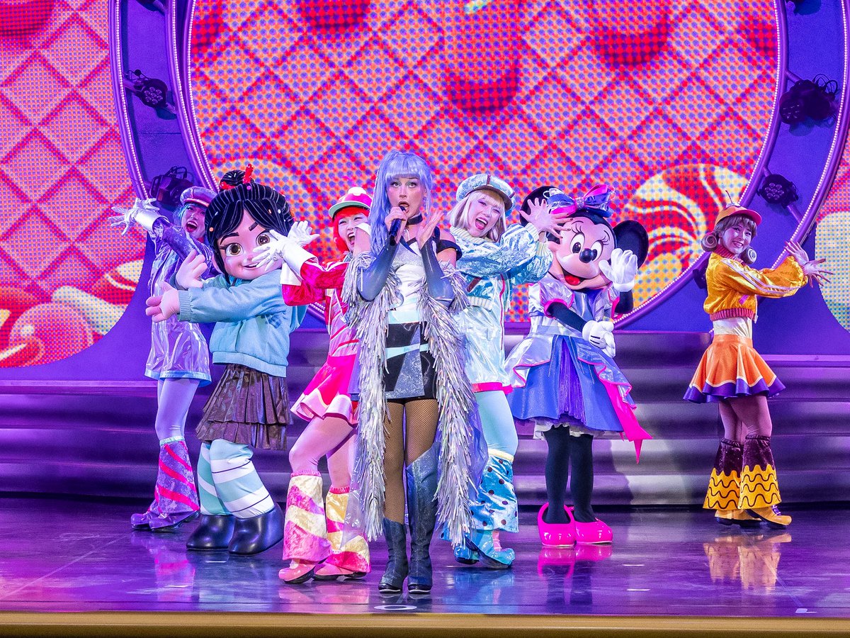 DtimesJP's tweet photo. 東京ディズニーランド「The D-Groovationz4 Live: Happy! Funky! Groovy! Tour」
舞台は『シュガー・ラッシュ』の世界へ！
ヴァネロペとミニーが疾走感あふれるパフォーマンスを披露☆
https://t.co/kVD0DruKzs https://t.co/R3ISUZyqy6