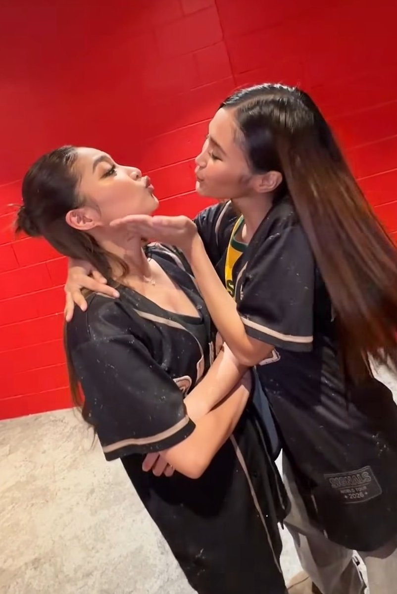 jholet_sweeties's tweet photo. AYUDA PA BA TO 😭 

Happy Anniversary talaga 🥹 #JHOLET https://t.co/BdO871ThEN