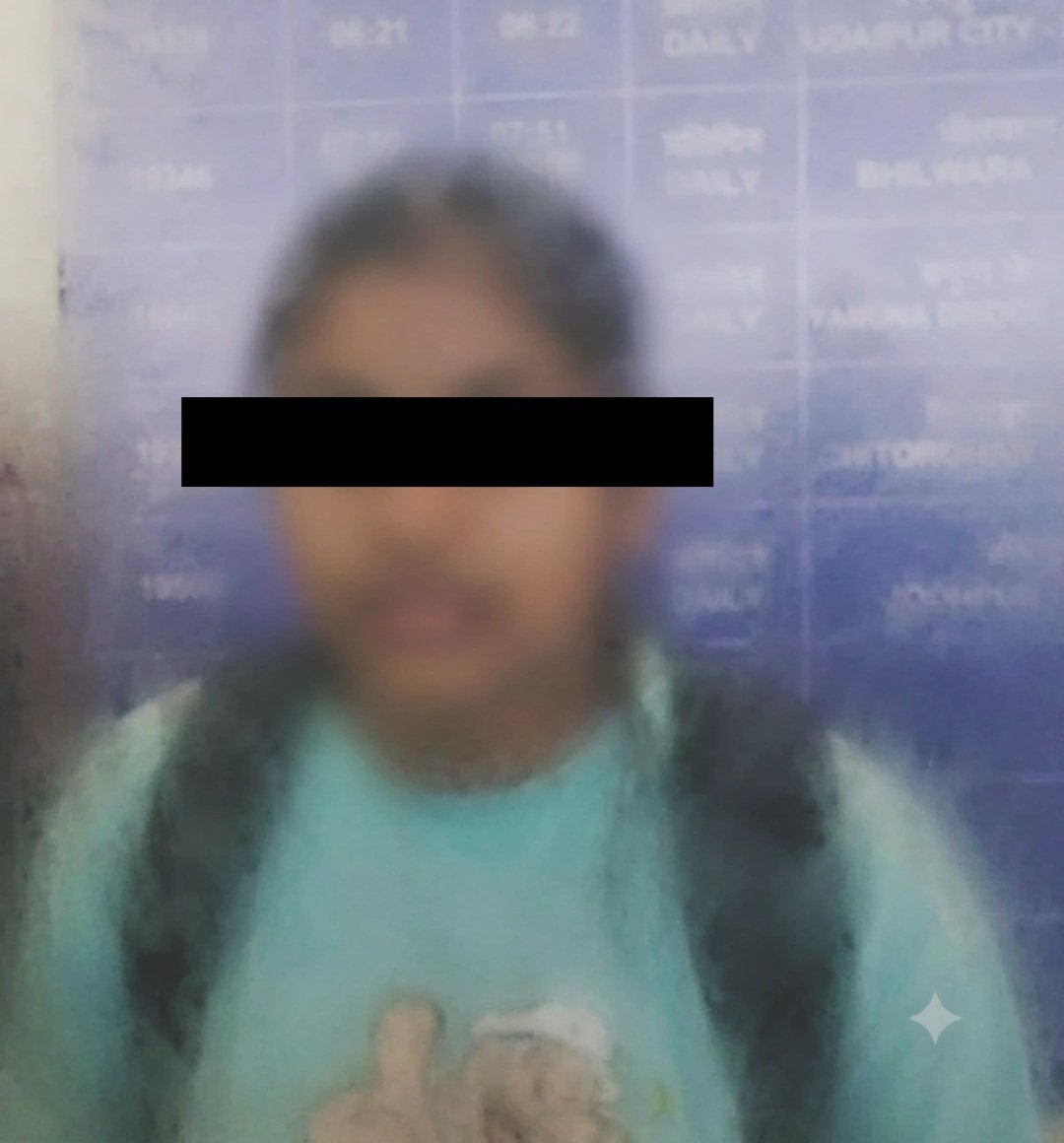 Jatassociation's tweet photo. राजस्थान के प्रतापगढ़ से एक मात्र सोलह साल की हिंदू परिवार की नाबालिग बच्ची को लगभग बाईस साल का मजहबी साहिल खान अपनी बातों में फंसा कर राजस्थान से मध्य प्रदेश के रतलाम भगा ले गया |

जब रेलवे स्टेशन पर साहिल हिंदू बच्ची को लेकर घूम रहा था तब बजरंग दल के संगठन से जुड़े कुछ लोगों को शक हुआ कि यह मामला सामान्य नहीं है कुछ न कुछ गड़बड़ जरूर है | 

तब रेलवे स्टेशन पर मौजूद बजरंग दल के कार्यकर्ताओं ने साहिल से नाम पूछा और जानकारी लेनी चाही तो साहिल खान ने पहले गलत नाम बताया और कहना लगा कि घूमने के लिए आए हैं |

लेकिन बजरंगदल के कार्यकर्ताओं का एक्सपीरियंस लेवल उस स्तर तक पहुंच चुका है कि उन्होंने लड़के की बोली और हाव भाव देख कर पहचान लिया कि साफ़ साफ झूठ बोल रहा है |

फिर बजरंगदल के कार्यकर्ताओं ने साहिल खान पर थोड़ा दवाब बनाया और पुलिस को बुलाया तब साहिल खान नाम के लड़के ने सब बता दिया कि हिंदू लड़की को अपने साथ भगा कर लाया है | 

फिर जब थोड़ा सा दवाब और बनाया गया तो साहिल खान कैमरा के सामने हकीकत बयां करते हुए बताने लगा कि मगजिद के मौलवी ने हिंदू लड़की को भगा कर ले जाने के लिए एक लाख रुपए देने का वायदा किया है |

हालांकि इस बात की पुलिस की तरफ से पुष्टि नहीं है कि मौलवी ने कुछ कहा या नहीं कहा लेकिन साहिल खान पागल तो है नहीं जो मौलवी का नाम खा मा खा लपेटे | 

जाहिर सी बात है जब कैमरा के सामने सही खान यह सही सही बता रहा है कि हां में हिंदू लड़की को अपने साथ राजस्थान के प्रतापगढ़ भगा कर लाया हटो मौलवी के विषय में झूठ क्यों ही बोलेगा |

साहिल खान नाम का लड़का नाबालिग हिंदू लड़की को उसके घर गांव कस्बे और शहर से भगा लाया लेकिन ना पुलिस रस्ते में रोक पाई ना लड़की का खुद का परिवार रोक पाया | रोक पाया तो सिर्फ और सिर्फ बजरंग दल |

आज बजरंगदल मध्यप्रदेश के कार्यकर्ताओं ने फिर से साबित कर दिया कि बजरंग दल के यह कार्यकर्ता वह काम कर रहे हैं जो पुलिस प्रशाशन या फिर आरपीएफ के टीम को करनी चाहिए थी | 

इसके बाद भी सेकुलर हिंदू परिवार बजरंगदल को गालियां देने से नहीं चूकते | ना ही बजरंगदल के कार्यकर्ताओं को गुंडा कहने से चूकते | लेकिन जब इन सेकुलर हिंदू परिवारों की लड़कियां मजहबी नेटवर्क का शिकार होती हैं तो यही बजरंगदल के कार्यकर्ता बच्चियों को बचाते हैं |

इसलिए हिन्दुओं हर बार की तरह आज फिर कह रहे हैं कि छोटी मोटी कमियों को नेगलेक्ट कर बजरंगदल के कार्यकर्ताओं का समर्थन किया करो | क्योंकि जब घर केसेज संबंधी और पड़ोसी भी काम नहीं आते तब बजरंगदल के कार्यकर्ता तुम्हारे साथ ढाल बन कर खड़े हो जाते हैं |

इस पोस्ट में जो जो बातें लिखी गईं हैं इन सब बातों की वीडियो मौजूद है | वीडियो में सारी जानकारी मजहबी साहिल खान ने खुद दी है | अगर किसी को संदेह हो कि कुछ पोस्ट के गलत है तो कमेंट बॉक्स में कमेंट कर हमसे वीडियो मांग सकता है |