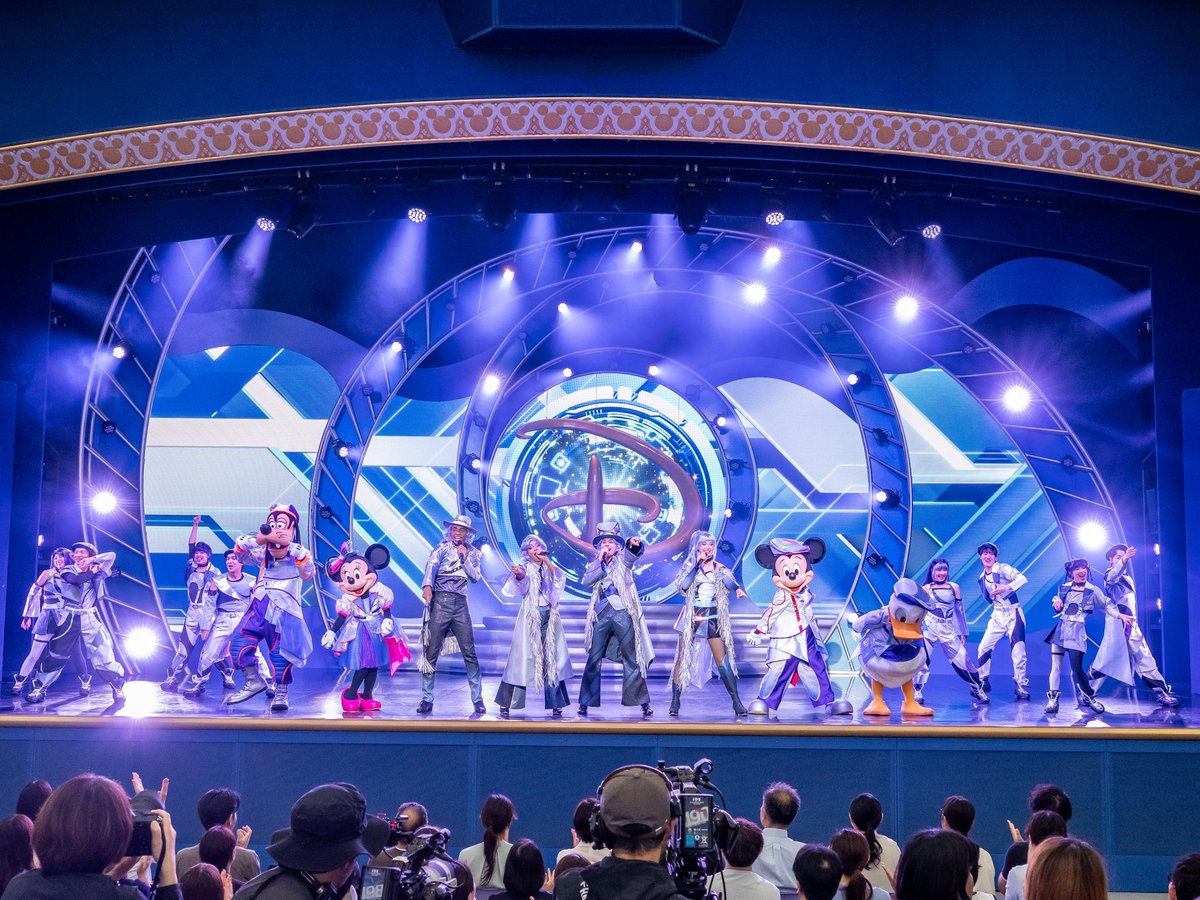 DtimesJP's tweet photo. 東京ディズニーランド「The D-Groovationz4 Live: Happy! Funky! Groovy! Tour」
The D-Groovationz 4の圧巻のパフォーマンスで開幕！
ミッキーたちも駆けつけ、一気に会場のボルテージが高まります☆
https://t.co/kVD0DruKzs https://t.co/KPFXYkwDue