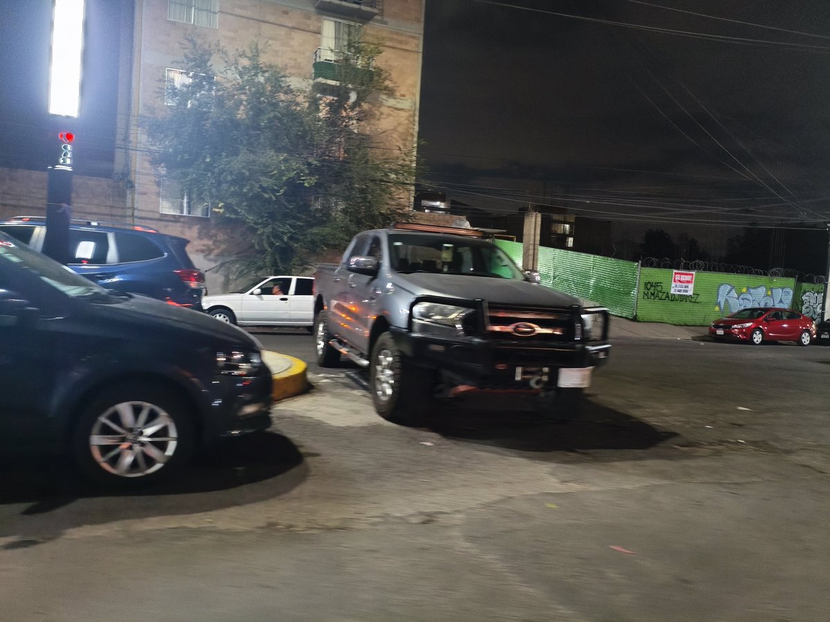 rulopj83's tweet photo. @UCS_GCDMX
@OVIALCDMX se solicita el apoyo para wl retiro de coches estacionados sobre los retornos estorbando a la vialidad. Urge q los quiten en margarita maza de Juárez enfrente de la UH México nuevo y el deportivo invadido @TuAlcaldiaGAM @C5_CDMX #TransitoGCDMX urge apoyó https://t.co/pXQnbC4UUu