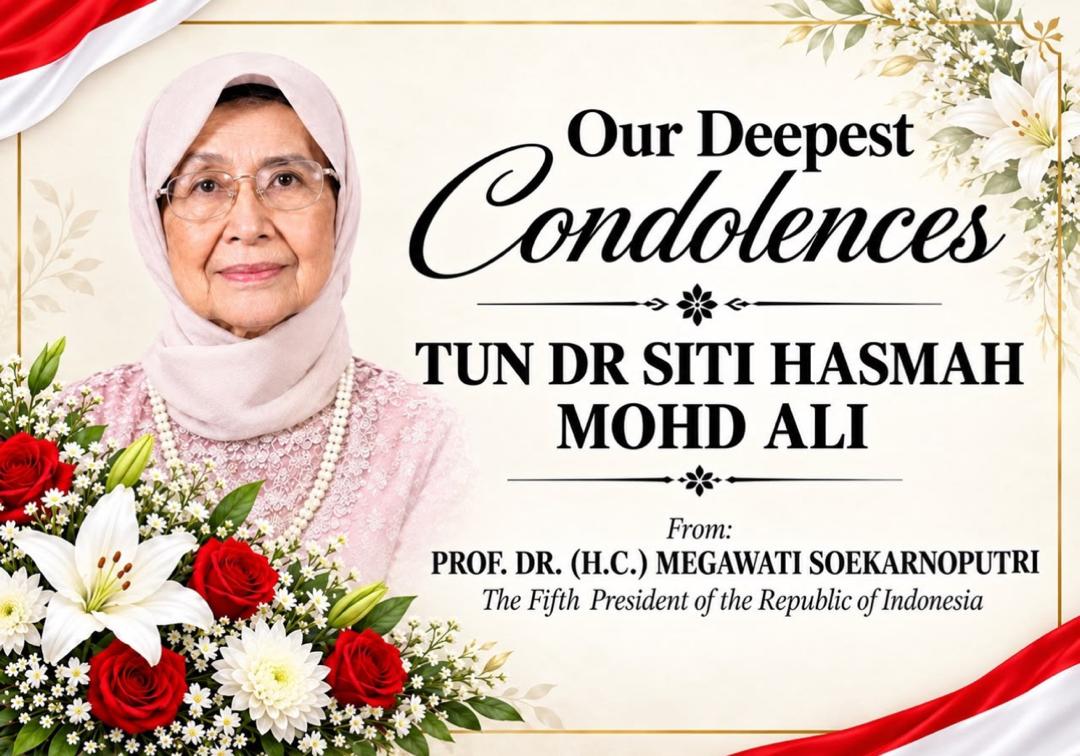 GunRomli's tweet photo. Duka yang Mendalam dari Ibu Prof. Dr. (H.C.) Megawati Soekarnoputri Presiden Kelima Republik Indonesia  untuk Berpulangnya Tun Dr. Siti Hasmah Mohd Ali

Inna lillahi wa inna ilaihi raji'un.

Malaysia kehilangan seorang ibu bangsa, dan kita di Asia Tenggara kehilangan seorang perempuan teladan.

Tun Dr. Siti Hasmah bukan sekadar pendamping seorang pemimpin besar. Beliau adalah pribadi yang berdiri dengan cahayanya sendiri: salah satu dokter perempuan Melayu pertama, pengabdi kesehatan rakyat, dan suara lembut yang selalu membela kaum perempuan dan anak-anak.

Ibu Megawati Soekarnoputri mengenang beliau sebagai sosok yang anggun namun rendah hati, tegas namun penuh kasih.

Senyumnya meneduhkan, tutur katanya menenangkan. 

Dalam dirinya, kita melihat bahwa kekuatan seorang perempuan tidak selalu harus bersuara keras. Ia bisa hadir dalam kesabaran, dalam kesetiaan, dan dalam pengabdian yang tak pernah lelah.

Hampir tujuh dekade beliau berjalan berdampingan dengan Tun Mahathir Mohamad @chedetofficial, melewati masa-masa berat dan gemilang bangsanya. 

Kesetiaan seperti itu adalah pelajaran berharga bagi kita semua.

Ada pula ikatan batin yang membuat kepergian beliau terasa dekat bagi kami di Indonesia. 

Akar keluarganya bersambung ke tanah Sumatra. 

Beliau adalah bagian dari keluarga besar serumpun yang disatukan oleh sejarah, budaya, dan cita-cita yang sama.

Kepada Tun Dr. Mahathir Mohamad, kepada putra-putri, cucu, dan seluruh keluarga besar yang ditinggalkan, serta kepada rakyat Malaysia, Ibu Megawati Soekarnoputri menyampaikan belasungkawa yang sedalam-dalamnya. 

Semoga Allah SWT menerima seluruh amal ibadah dan pengabdian Almarhumah, mengampuni segala khilafnya, dan menempatkannya di tempat terbaik di sisi-Nya.

Semoga keluarga diberi kekuatan, ketabahan, dan keikhlasan.

Selamat jalan, Tun Dr. Siti Hasmah. Pengabdianmu akan terus hidup dalam ingatan kami.
