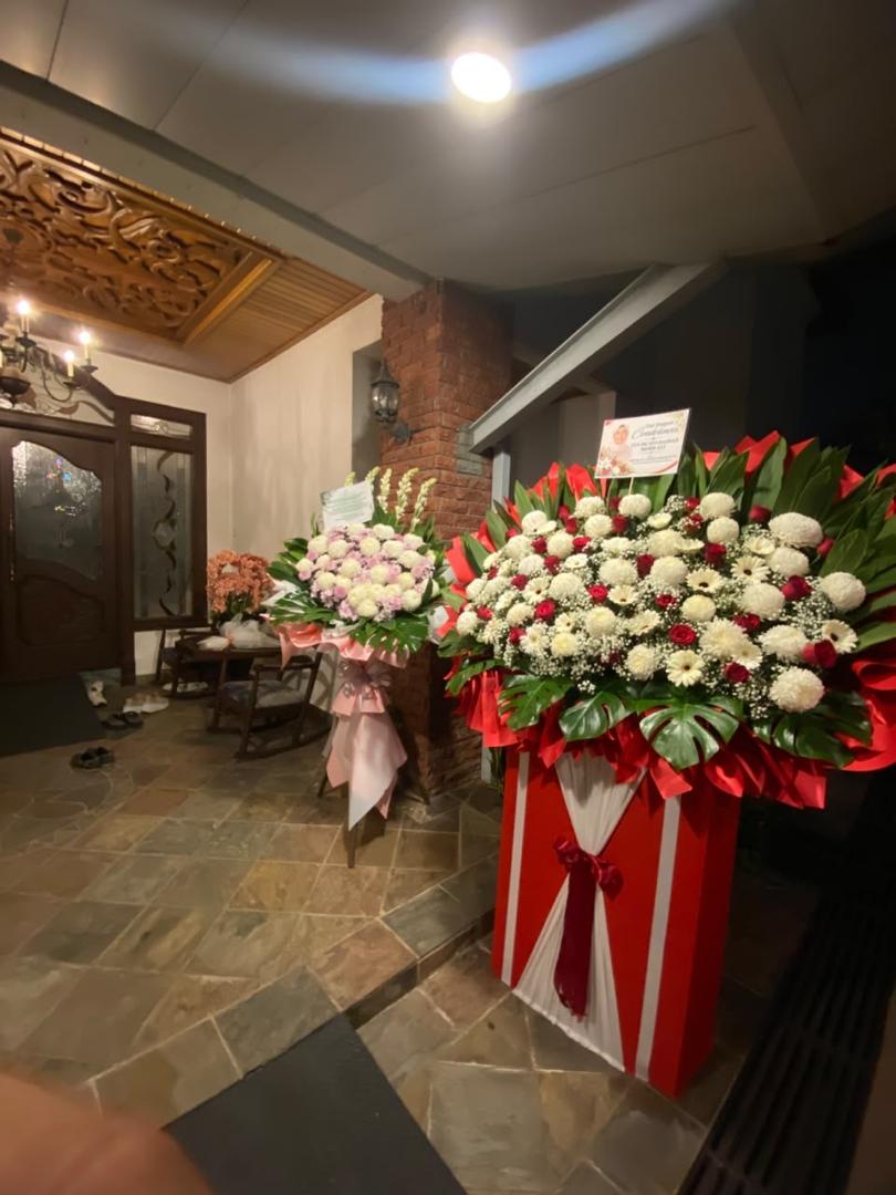 GunRomli's tweet photo. Duka yang Mendalam dari Ibu Prof. Dr. (H.C.) Megawati Soekarnoputri Presiden Kelima Republik Indonesia  untuk Berpulangnya Tun Dr. Siti Hasmah Mohd Ali

Inna lillahi wa inna ilaihi raji'un.

Malaysia kehilangan seorang ibu bangsa, dan kita di Asia Tenggara kehilangan seorang perempuan teladan.

Tun Dr. Siti Hasmah bukan sekadar pendamping seorang pemimpin besar. Beliau adalah pribadi yang berdiri dengan cahayanya sendiri: salah satu dokter perempuan Melayu pertama, pengabdi kesehatan rakyat, dan suara lembut yang selalu membela kaum perempuan dan anak-anak.

Ibu Megawati Soekarnoputri mengenang beliau sebagai sosok yang anggun namun rendah hati, tegas namun penuh kasih.

Senyumnya meneduhkan, tutur katanya menenangkan. 

Dalam dirinya, kita melihat bahwa kekuatan seorang perempuan tidak selalu harus bersuara keras. Ia bisa hadir dalam kesabaran, dalam kesetiaan, dan dalam pengabdian yang tak pernah lelah.

Hampir tujuh dekade beliau berjalan berdampingan dengan Tun Mahathir Mohamad @chedetofficial, melewati masa-masa berat dan gemilang bangsanya. 

Kesetiaan seperti itu adalah pelajaran berharga bagi kita semua.

Ada pula ikatan batin yang membuat kepergian beliau terasa dekat bagi kami di Indonesia. 

Akar keluarganya bersambung ke tanah Sumatra. 

Beliau adalah bagian dari keluarga besar serumpun yang disatukan oleh sejarah, budaya, dan cita-cita yang sama.

Kepada Tun Dr. Mahathir Mohamad, kepada putra-putri, cucu, dan seluruh keluarga besar yang ditinggalkan, serta kepada rakyat Malaysia, Ibu Megawati Soekarnoputri menyampaikan belasungkawa yang sedalam-dalamnya. 

Semoga Allah SWT menerima seluruh amal ibadah dan pengabdian Almarhumah, mengampuni segala khilafnya, dan menempatkannya di tempat terbaik di sisi-Nya.

Semoga keluarga diberi kekuatan, ketabahan, dan keikhlasan.

Selamat jalan, Tun Dr. Siti Hasmah. Pengabdianmu akan terus hidup dalam ingatan kami.