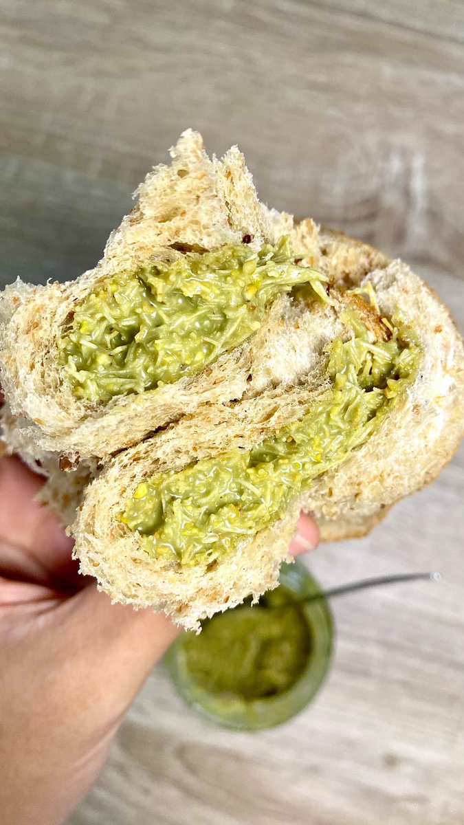calyamarinaa's tweet photo. GUYYSS KALIAN HARUS COBA‼️
Siapapun yg nemuin Selai Pistachio Kunafa ini, gue doain masuk syurga. ENAK BANGET YA ALLAH 😭 In this economy gak perlu beli dubai chewy yg mahal itu, pakai roti sama selai ini aja udah mantep bangeett https://t.co/bdjz8qxWFu