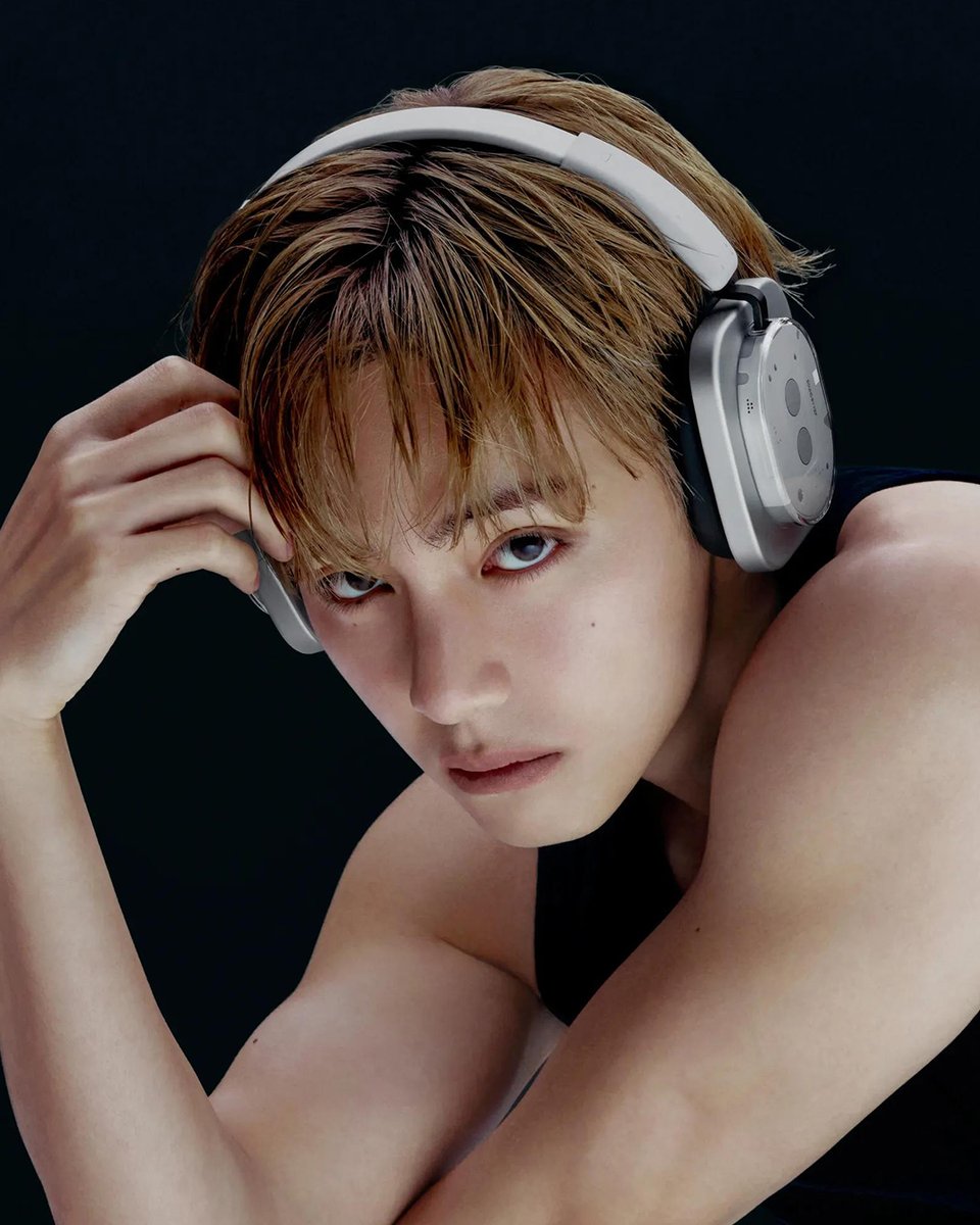 HYPEBEAST's tweet photo. Tonight, V stepped into the crowd wearing Nothing 🫥

Nothing pulled out the familiar V copypasta to announce him as its new global brand ambassador. https://t.co/5wldsZDrf3