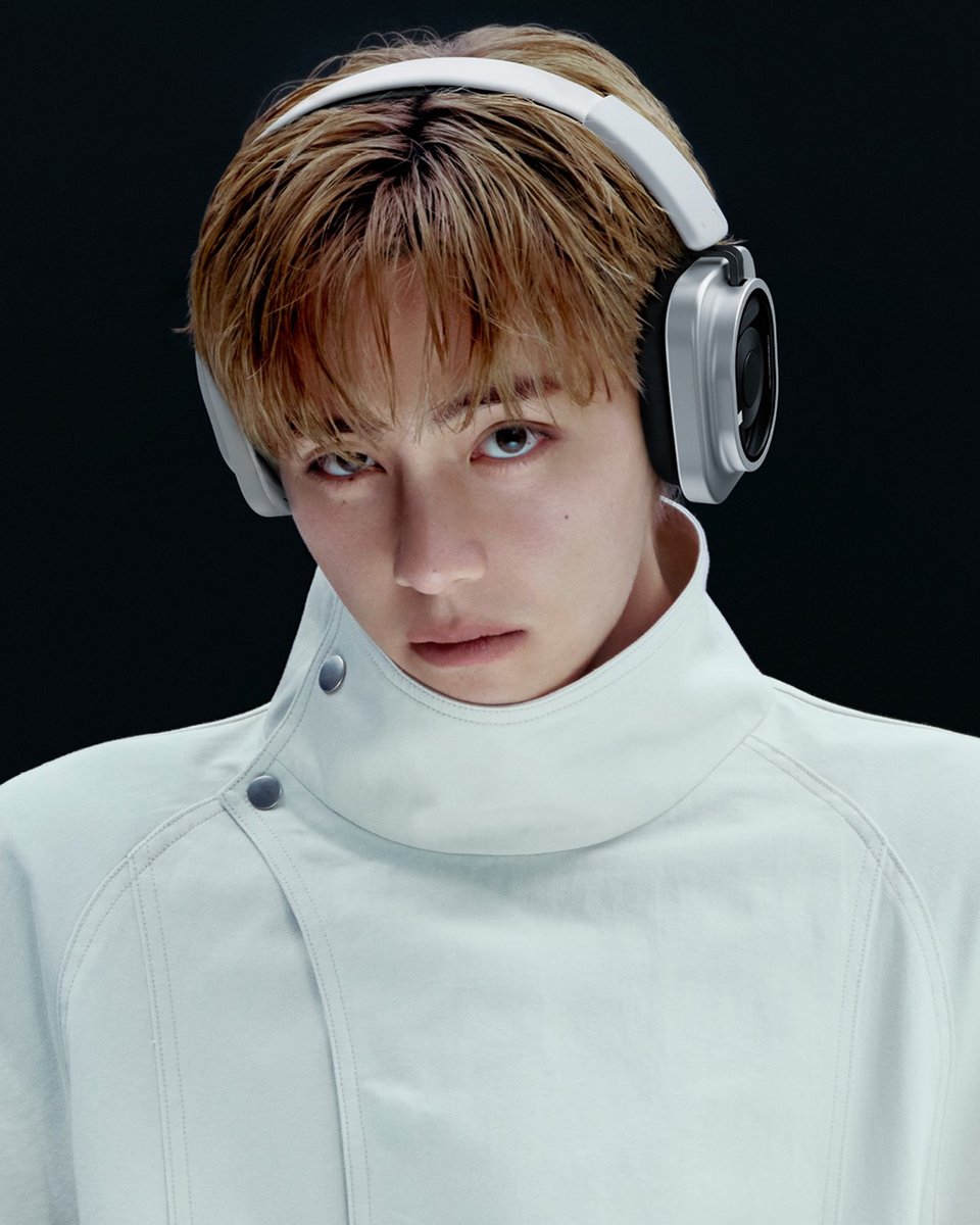 HYPEBEAST's tweet photo. Tonight, V stepped into the crowd wearing Nothing 🫥

Nothing pulled out the familiar V copypasta to announce him as its new global brand ambassador. https://t.co/5wldsZDrf3