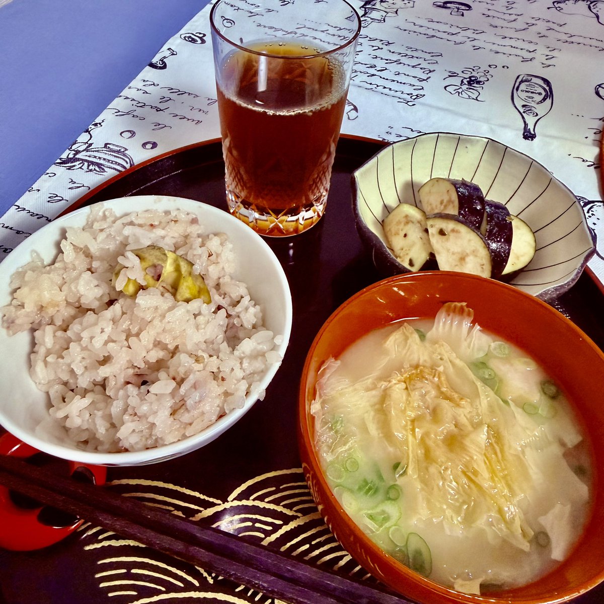 HimeElle's tweet photo. おはようございます☀️
今朝は栗ご飯🌰

栗をたっぷり入れて炊きました。
湯葉のお味噌汁と茄子も一緒に。

朝からちょっと秋です🍁
いただきます😊

#女医ドル　#溝呂木乃梨 https://t.co/z9bi5VQZP8