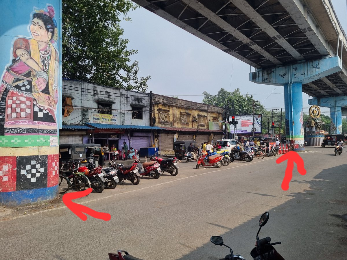 chandrameher's tweet photo. @SpSambalpur @SMC_Sambalpur @DmSambalpur 
This is laxmi talkies choke towards golbazar. people are rushing to go through green light and crashing into each other in this area.
Space between this two pilers became highly accidental zone. This need to be
Barricaded. https://t.co/NdfispgSfn
