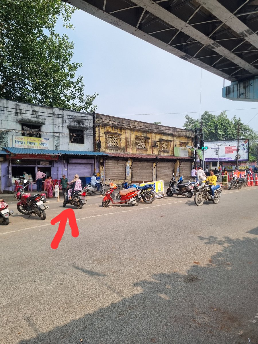 chandrameher's tweet photo. @SpSambalpur @SMC_Sambalpur @DmSambalpur 
This is laxmi talkies choke towards golbazar. people are rushing to go through green light and crashing into each other in this area.
Space between this two pilers became highly accidental zone. This need to be
Barricaded. https://t.co/NdfispgSfn