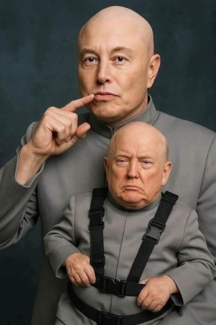 MSerguy61833's tweet photo. Le montage reprend la pose iconique de Dr. Evil et de son clone miniature Mini-Moi interprétés à l'origine par Mike Myers et Verne Troyer. Avec #MikeMyers https://t.co/6kvn5nOxaP