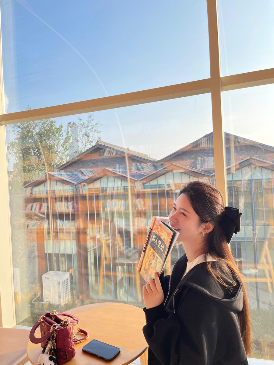JanineMcca0t2's tweet photo. Chilled weekend just hit the sweet spot—sipping iced coffee, flipping through a novel, and letting the soft breeze wind down the day https://t.co/ar0S52M2G2