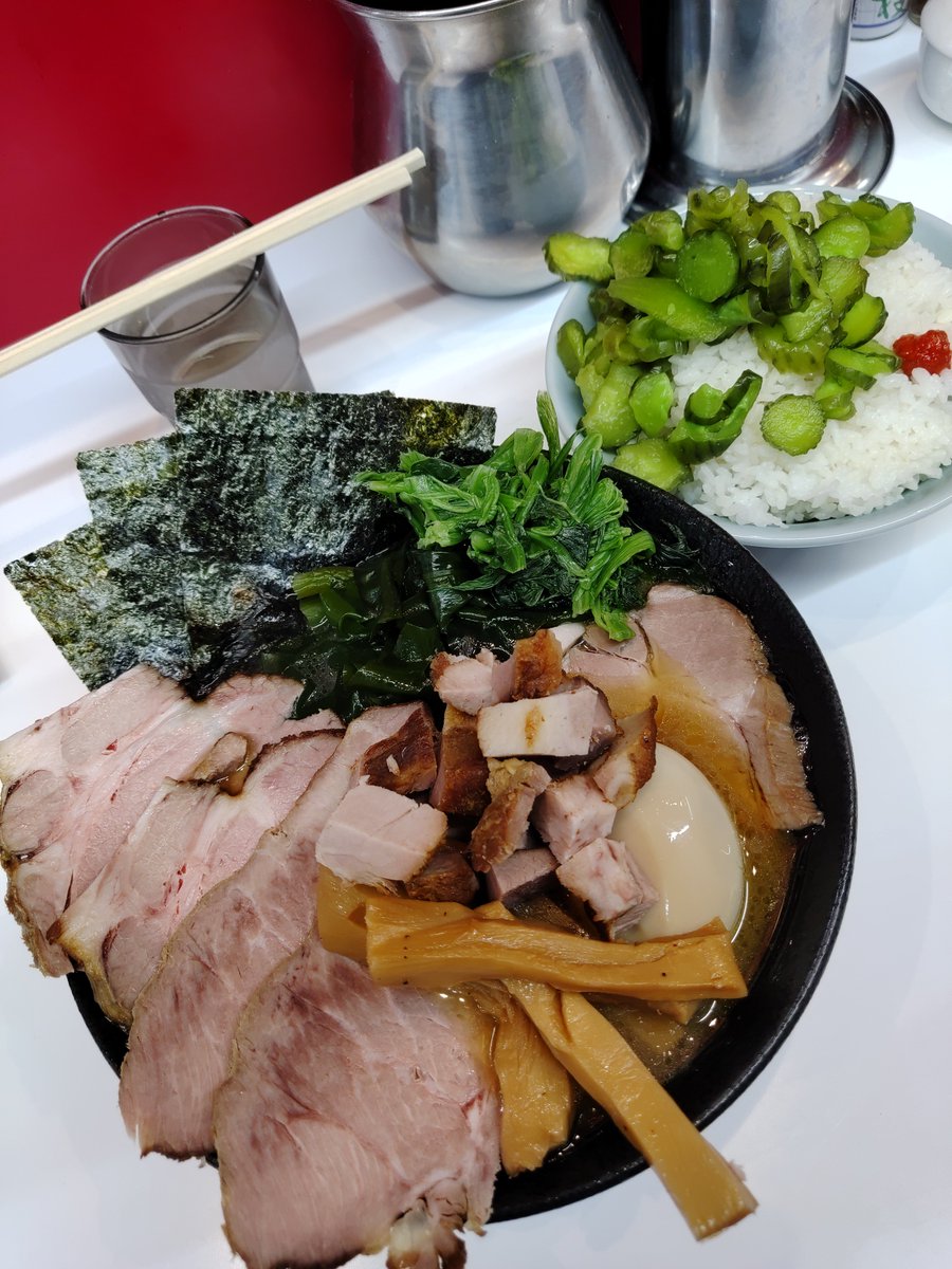 tiidan_kimetsu's tweet photo. 晩飯
#塚田家
ラーメン(硬)＋大🍚
TP燻２、コマ２、ワカメ、極太メンマ

💘🙇‍♂

静岡に帰還、今日は29の日なので片付けしてから凸。

香りええなぁ、やっぱ燻製いいなぁ🤤
🥩の香りとスープの微細な変化を楽しみながらあっという間に完食🎵

強雨なのに満車、人気です👏 https://t.co/vmwbzxdHv2