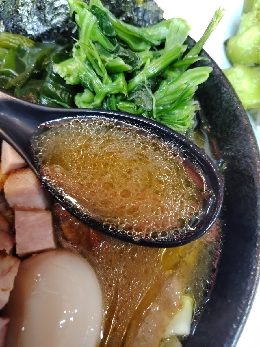 tiidan_kimetsu's tweet photo. 晩飯
#塚田家
ラーメン(硬)＋大🍚
TP燻２、コマ２、ワカメ、極太メンマ

💘🙇‍♂

静岡に帰還、今日は29の日なので片付けしてから凸。

香りええなぁ、やっぱ燻製いいなぁ🤤
🥩の香りとスープの微細な変化を楽しみながらあっという間に完食🎵

強雨なのに満車、人気です👏 https://t.co/vmwbzxdHv2