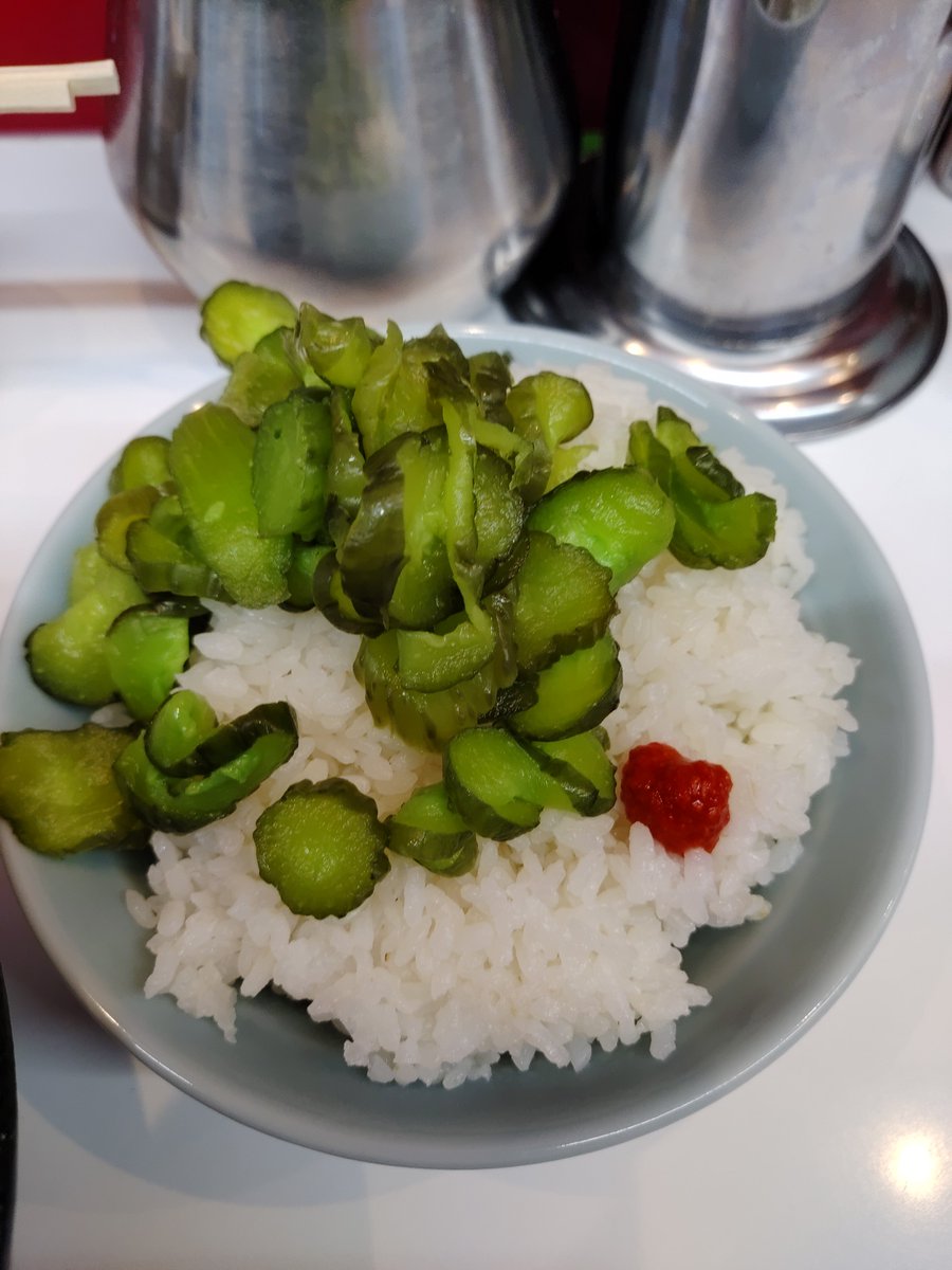 tiidan_kimetsu's tweet photo. 晩飯
#塚田家
ラーメン(硬)＋大🍚
TP燻２、コマ２、ワカメ、極太メンマ

💘🙇‍♂

静岡に帰還、今日は29の日なので片付けしてから凸。

香りええなぁ、やっぱ燻製いいなぁ🤤
🥩の香りとスープの微細な変化を楽しみながらあっという間に完食🎵

強雨なのに満車、人気です👏 https://t.co/vmwbzxdHv2