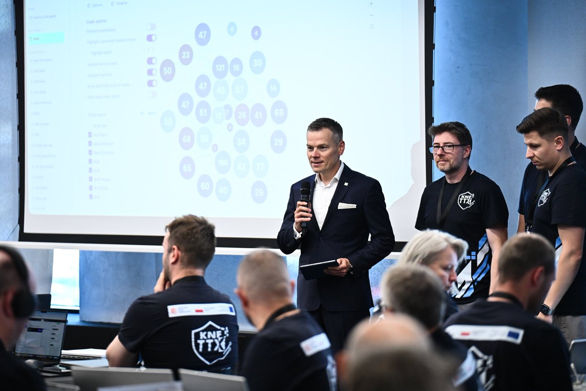 CSIRT_KNF's tweet photo. 🔐Za nami sektorowe ćwiczenia cyberbezpieczeństwa KNF-TTX!

📅28 września 2026 r. Zespół CSIRT KNF działający w strukturach @uknf przeprowadził sektorowe ćwiczenia cyberbezpieczeństwa „KNF-TTX”, zrealizowane w formule TableTop Exercise (TTX).

W ćwiczeniach uczestniczyli przedstawiciele całego rynku finansowego, w tym sektora bankowego, kapitałowego i ubezpieczeniowego, a także przedstawiciele zespołów CSIRT poziomu krajowego oraz CSIRT KNF. Tak szeroka reprezentacja pozwoliła na praktyczne przećwiczenie współpracy i wymiany informacji pomiędzy różnymi obszarami rynku finansowego oraz instytucjami zaangażowanymi w reagowanie na incydenty cyberbezpieczeństwa.

⚠️Uczestnicy zmierzyli się z dwoma realistycznymi scenariuszami odnoszącymi się do aktualnych zagrożeń cyberbezpieczeństwa obserwowanych w sektorze finansowym. Wraz z rozwojem sytuacji otrzymywali kolejne informacje wymagające bieżącej analizy, podejmowania decyzji, odpowiedniej eskalacji oraz sprawnej komunikacji - zarówno wewnątrz poszczególnych organizacji, jak i pomiędzy uczestnikami ćwiczeń.

🛡️ Formuła TTX umożliwiła przećwiczenie reagowania na incydenty w sposób przekrojowy. W działania zaangażowani byli przedstawiciele różnych obszarów organizacji - od cyberbezpieczeństwa i IT, przez zarządzanie ciągłością działania i zarządzanie kryzysowe, po komunikację oraz obszary biznesowe.

🎯Szczególny nacisk położono na doskonalenie procedur reagowania na incydenty cyberbezpieczeństwa, weryfikację procesów komunikacji wewnętrznej i międzyinstytucjonalnej, zasady eskalacji i podejmowania decyzji oraz współpracę z podmiotami zewnętrznymi.

🔎Ćwiczenia KNF-TTX były okazją do praktycznej weryfikacji przyjętych procedur i mechanizmów współpracy, a także do wymiany doświadczeń pomiędzy uczestnikami. Tego rodzaju przedsięwzięcia stanowią istotny element wzmacniania odporności sektora finansowego i przygotowania organizacji do skutecznego reagowania na zmieniający się krajobraz cyberzagrożeń.

Ćwiczenia zostały zorganizowane przy współpracy z Fundacją Bezpieczna Cyberprzestrzeń w ramach projektu „CSIRT KNF - budowa i rozwój sektorowego zespołu cyberbezpieczeństwa dla sektora bankowego i infrastruktury rynków finansowych”, finansowanego w ramach Krajowego Planu Odbudowy i Zwiększania Odporności.

🤝Dziękujemy @cybsecurity_org  za zaangażowanie w przygotowanie i prowadzenie ćwiczeń oraz dobrą współpracę!

👏Wszystkim uczestnikom dziękujemy za aktywny udział, otwartość na współpracę i wymianę doświadczeń!