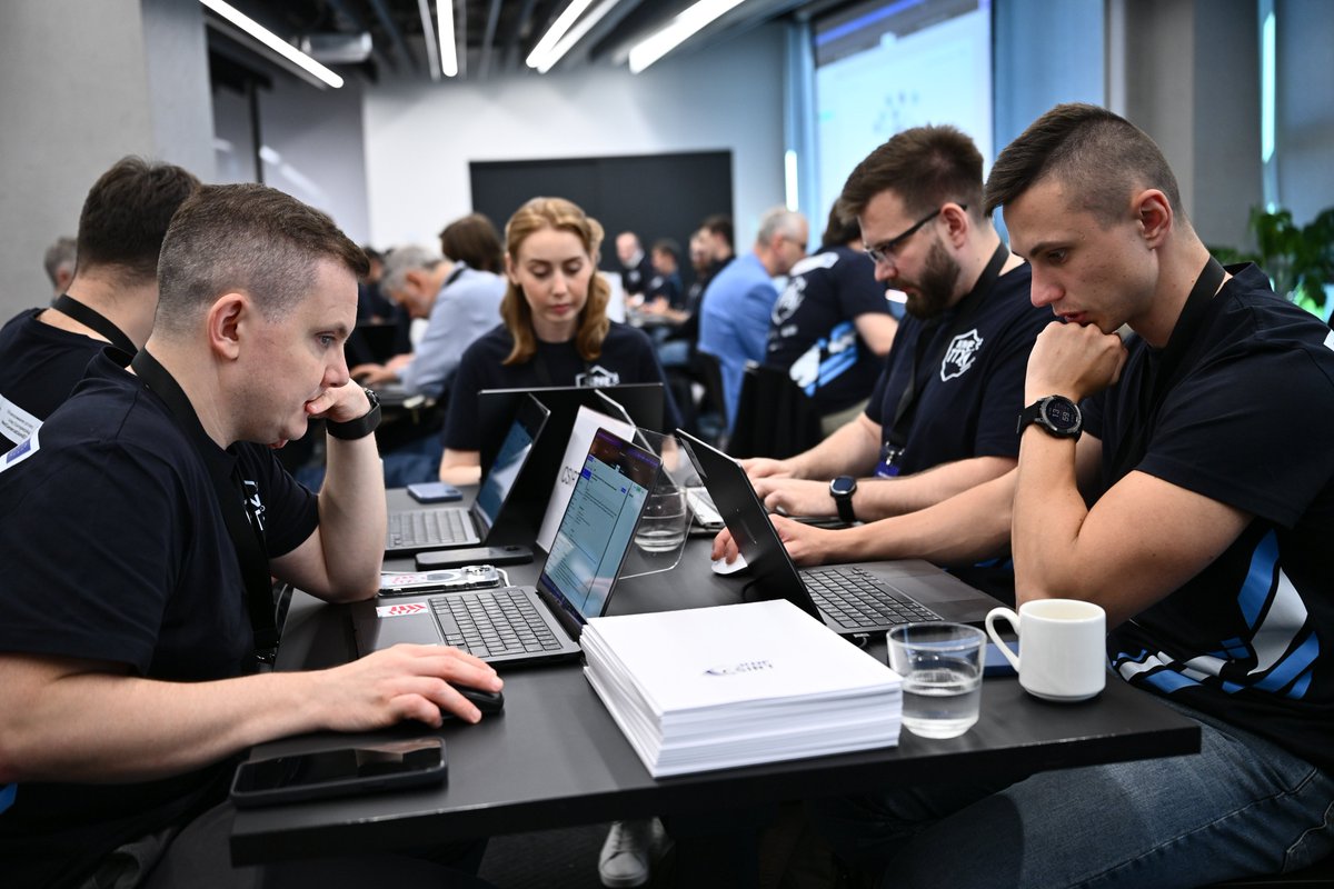 CSIRT_KNF's tweet photo. 🔐Za nami sektorowe ćwiczenia cyberbezpieczeństwa KNF-TTX!

📅28 września 2026 r. Zespół CSIRT KNF działający w strukturach @uknf przeprowadził sektorowe ćwiczenia cyberbezpieczeństwa „KNF-TTX”, zrealizowane w formule TableTop Exercise (TTX).

W ćwiczeniach uczestniczyli przedstawiciele całego rynku finansowego, w tym sektora bankowego, kapitałowego i ubezpieczeniowego, a także przedstawiciele zespołów CSIRT poziomu krajowego oraz CSIRT KNF. Tak szeroka reprezentacja pozwoliła na praktyczne przećwiczenie współpracy i wymiany informacji pomiędzy różnymi obszarami rynku finansowego oraz instytucjami zaangażowanymi w reagowanie na incydenty cyberbezpieczeństwa.

⚠️Uczestnicy zmierzyli się z dwoma realistycznymi scenariuszami odnoszącymi się do aktualnych zagrożeń cyberbezpieczeństwa obserwowanych w sektorze finansowym. Wraz z rozwojem sytuacji otrzymywali kolejne informacje wymagające bieżącej analizy, podejmowania decyzji, odpowiedniej eskalacji oraz sprawnej komunikacji - zarówno wewnątrz poszczególnych organizacji, jak i pomiędzy uczestnikami ćwiczeń.

🛡️ Formuła TTX umożliwiła przećwiczenie reagowania na incydenty w sposób przekrojowy. W działania zaangażowani byli przedstawiciele różnych obszarów organizacji - od cyberbezpieczeństwa i IT, przez zarządzanie ciągłością działania i zarządzanie kryzysowe, po komunikację oraz obszary biznesowe.

🎯Szczególny nacisk położono na doskonalenie procedur reagowania na incydenty cyberbezpieczeństwa, weryfikację procesów komunikacji wewnętrznej i międzyinstytucjonalnej, zasady eskalacji i podejmowania decyzji oraz współpracę z podmiotami zewnętrznymi.

🔎Ćwiczenia KNF-TTX były okazją do praktycznej weryfikacji przyjętych procedur i mechanizmów współpracy, a także do wymiany doświadczeń pomiędzy uczestnikami. Tego rodzaju przedsięwzięcia stanowią istotny element wzmacniania odporności sektora finansowego i przygotowania organizacji do skutecznego reagowania na zmieniający się krajobraz cyberzagrożeń.

Ćwiczenia zostały zorganizowane przy współpracy z Fundacją Bezpieczna Cyberprzestrzeń w ramach projektu „CSIRT KNF - budowa i rozwój sektorowego zespołu cyberbezpieczeństwa dla sektora bankowego i infrastruktury rynków finansowych”, finansowanego w ramach Krajowego Planu Odbudowy i Zwiększania Odporności.

🤝Dziękujemy @cybsecurity_org  za zaangażowanie w przygotowanie i prowadzenie ćwiczeń oraz dobrą współpracę!

👏Wszystkim uczestnikom dziękujemy za aktywny udział, otwartość na współpracę i wymianę doświadczeń!