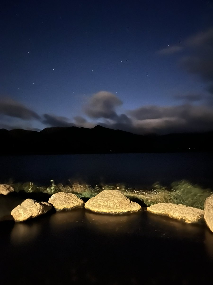 charloss_jp's tweet photo. 今日は北見〜網走〜摩周湖でお風呂最高！
湖面に映る星見風呂🛁
この後は旅の人におすすめされた寿司屋でテイクアウトしてきたから、お酒飲みながらここら辺で車中泊 https://t.co/42NUjGzZLj