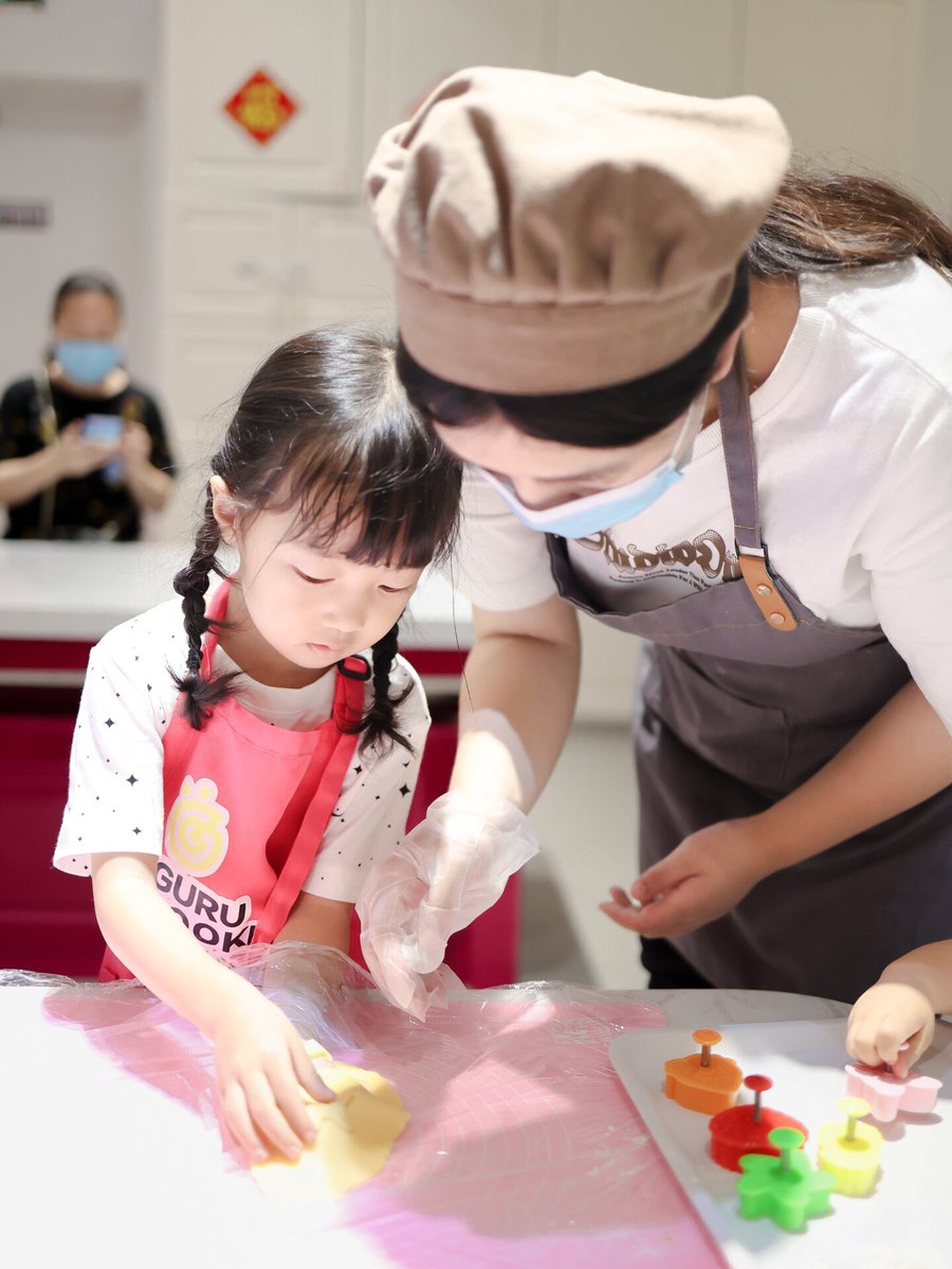 AleciaKnoty5's tweet photo. Hoy, mi pequea aprendió a hacer galletas con muecos en la cocina. Risa, harina por todas partes y un sabor a felicidad https://t.co/4jChOHrdnc