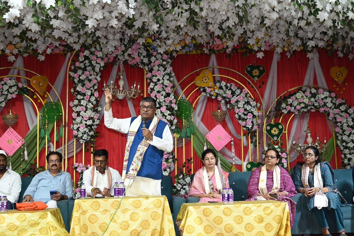 rsprasad's tweet photo. आदरणीय प्रधानमंत्री श्री @narendramodi जी के सार्वजनिक जीवन और जनसेवा के 25 गौरवशाली वर्ष पूर्ण होने के उपलक्ष्य में चल रहे ‘सेवा संकल्प अभियान’ के तहत आज संसदीय क्षेत्र के पटना सिटी के वार्ड 54 में आयोजित ‘आंगन का मिलन’ कार्यक्रम में सम्मिलित होकर आंगनबाड़ी सेविकाओं, सहायिकाओं एवं आशा बहनों को सम्मानित किया।

इस अवसर पर लाभार्थी बहनों एवं आंगनबाड़ी दीदियों से आत्मीय संवाद किया तथा अंगवस्त्र व सम्मान पत्र भेंट कर उनका अभिनंदन किया।
