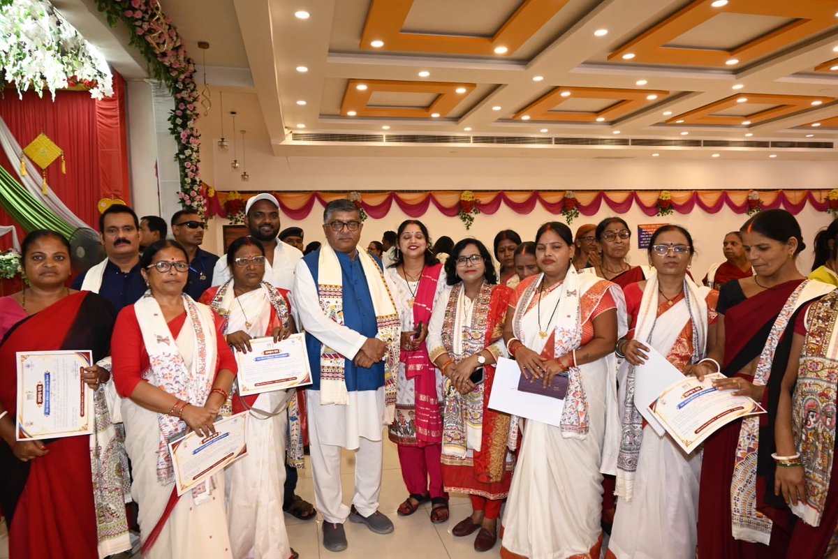 rsprasad's tweet photo. आदरणीय प्रधानमंत्री श्री @narendramodi जी के सार्वजनिक जीवन और जनसेवा के 25 गौरवशाली वर्ष पूर्ण होने के उपलक्ष्य में चल रहे ‘सेवा संकल्प अभियान’ के तहत आज संसदीय क्षेत्र के पटना सिटी के वार्ड 54 में आयोजित ‘आंगन का मिलन’ कार्यक्रम में सम्मिलित होकर आंगनबाड़ी सेविकाओं, सहायिकाओं एवं आशा बहनों को सम्मानित किया।

इस अवसर पर लाभार्थी बहनों एवं आंगनबाड़ी दीदियों से आत्मीय संवाद किया तथा अंगवस्त्र व सम्मान पत्र भेंट कर उनका अभिनंदन किया।