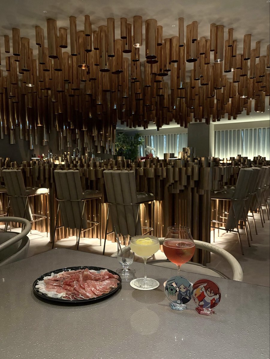 H18rl0's tweet photo. 📍KINUJO  Cafe &amp; Bar 
9月から銀座に新しくオープンしたBAR🍸⋆꙳ 内装も何もかも全てが好みすぎたꌩ-ꌩ💘 カクテルは薔薇の氷がとっても可愛いし美味しかった🌹パウダールームでKINUJOのヘアアイロンやドライヤーヘアオイル等も使えました♬ੈ⟡ 居心地もとっても良かったのでまた行きたいBAR☝🏻️🌟 https://t.co/8FTflwMJ8f