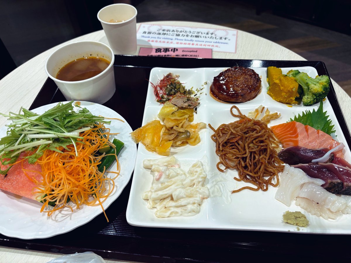 mkt_zhen's tweet photo. フェリーの思い出🛳️(9/25〜9/26)

①夕食ビュッフェ
②フェリーの上から見た中秋の名月
③夕食後の晩酌タイム(さんふらわあ+ちいかわコラボタオルゲット！)
④寝る前のゴロゴロタイム https://t.co/4tNJrJaIMQ