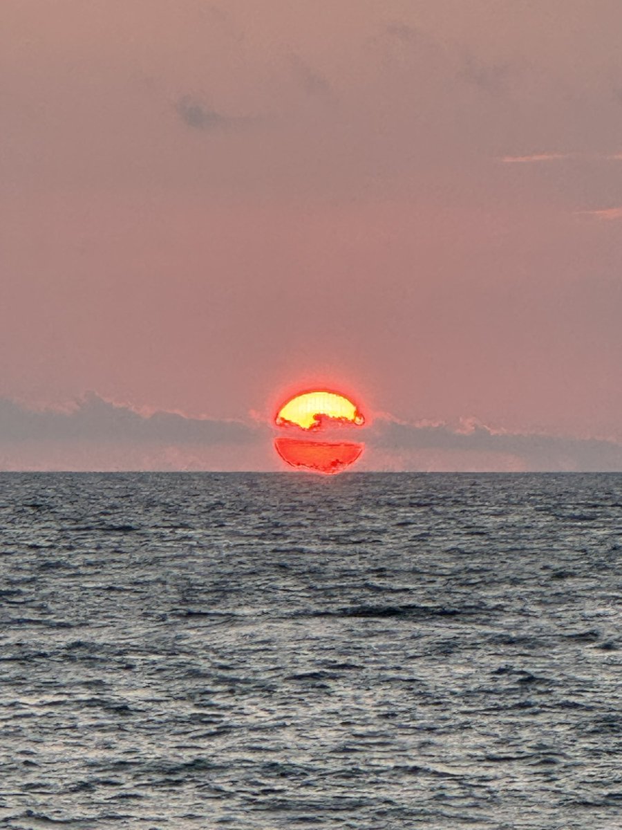 wkikuro's tweet photo. 宮城海岸の夕陽は絶景です。 https://t.co/eamO4okys2