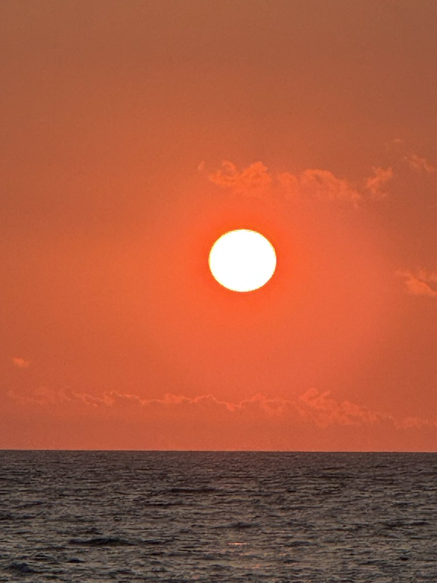 wkikuro's tweet photo. 宮城海岸の夕陽は絶景です。 https://t.co/eamO4okys2