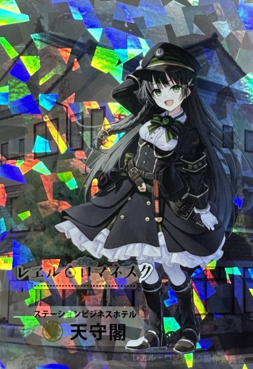 tenshukaku1898's tweet photo. TVアニメ『#レヱル・ロマネスク』 #ビジネスホテル天守閣 コラボルーム。本日は、宿泊者様ノベルティから、ステッカーとキーリングのご紹介です。ステッカーのサイズは70x100mm。キラキラのホログラムがゴージャスです。キーリングは46mm×81mm。傷や汚れに強いPUレザー製ですよ！※画像はイメージです https://t.co/tS4htAYgZX