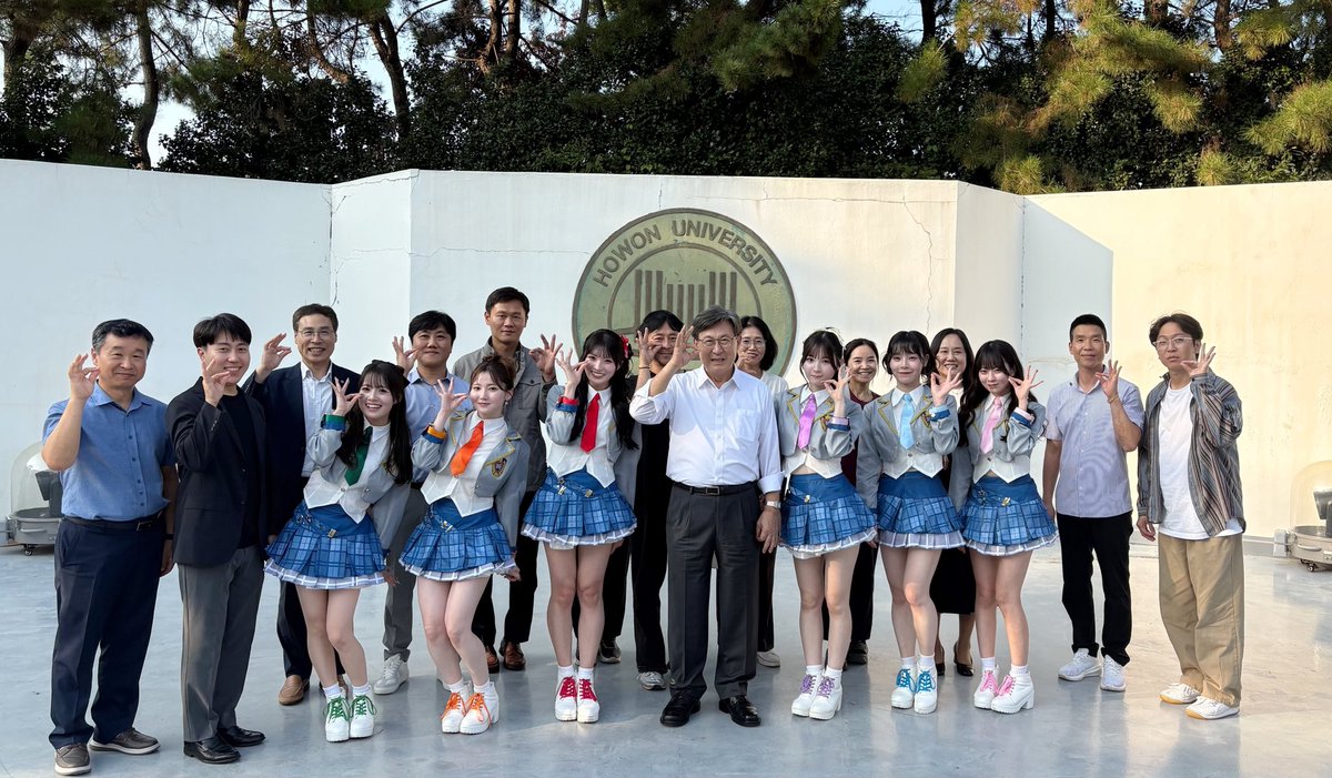 mabataki_info's tweet photo. \\🇰🇷湖原大学でパフォーマンスさせていただきました‼️✨️//

韓国の湖原大学(ホウォン大学)実用音楽科の授業の一環で学生さんの前でライブさせていただきました🕺🎶

横断幕も！ライブも楽しんで歓迎してくださりありがとうございますっ！🌈

┈┈┈┈┈┈┈┈┈┈
호원대학교 실용음악과 수업의 일환으로 학생 여러분 앞에서 공연을 했습니다🕺🎶

플래카드와 뜨거운 환호성으로 따뜻하게 맞아주셔서 정말 감사합니다🌈

 #瞬きもせず
 #MMZ