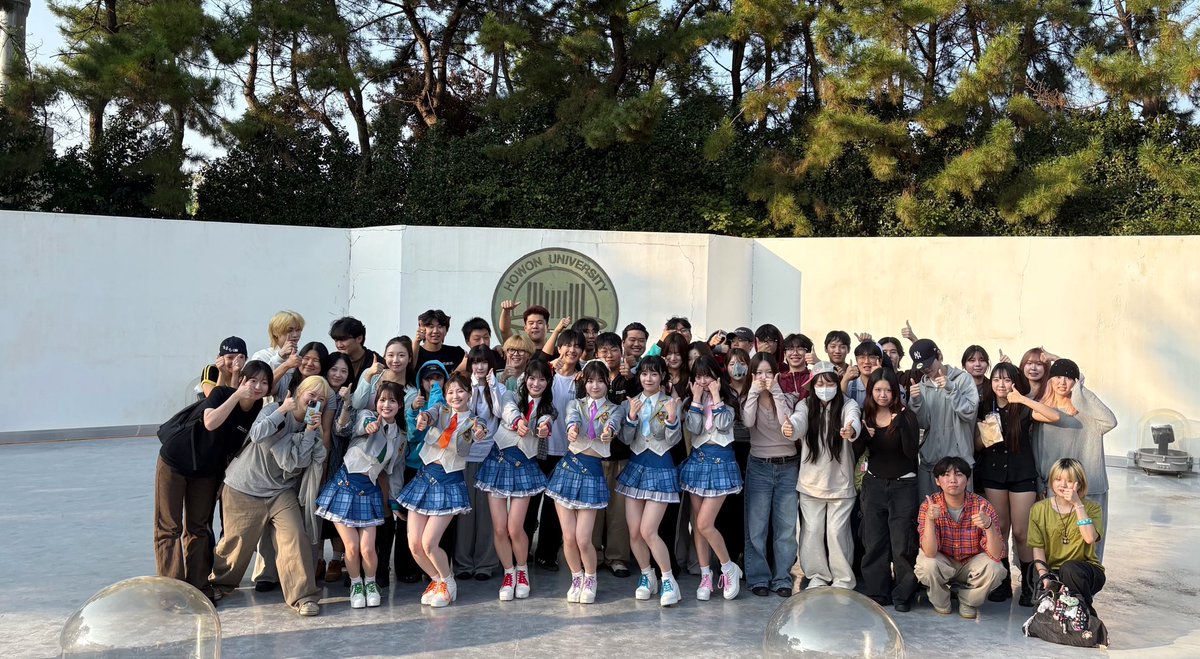 mabataki_info's tweet photo. \\🇰🇷湖原大学でパフォーマンスさせていただきました‼️✨️//

韓国の湖原大学(ホウォン大学)実用音楽科の授業の一環で学生さんの前でライブさせていただきました🕺🎶

横断幕も！ライブも楽しんで歓迎してくださりありがとうございますっ！🌈

┈┈┈┈┈┈┈┈┈┈
호원대학교 실용음악과 수업의 일환으로 학생 여러분 앞에서 공연을 했습니다🕺🎶

플래카드와 뜨거운 환호성으로 따뜻하게 맞아주셔서 정말 감사합니다🌈

 #瞬きもせず
 #MMZ
