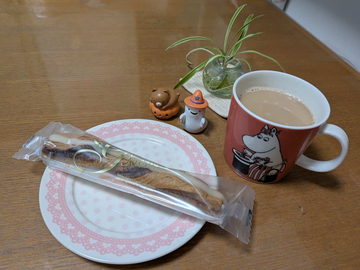 tama69007461's tweet photo. 帰宅後おやつ(^o^)
銀のすぷーんのサクリスタン(^o^)
#おうちカフェ https://t.co/6lBNoeYka7