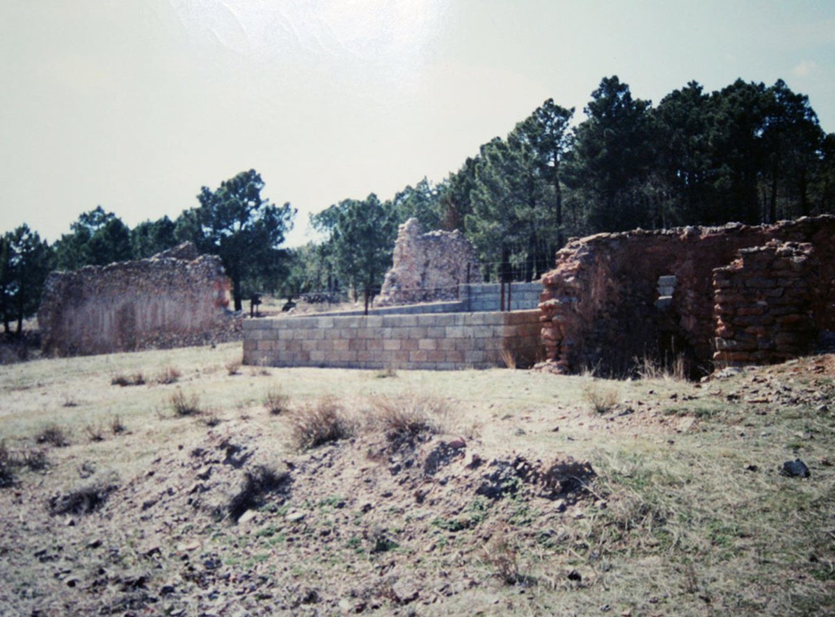 IGEAR_Aragon's tweet photo. #Geocuriosidades
⛏️ ¿Sabías que las minas del Collado de la Plata, en Albarracín (Teruel), despertaron un gran interés a finales del siglo XVIII?
En 1789 se descubrió mercurio junto al cobre, lo que llevó a la Corona a hacerse cargo de su explotación. 
💰 La inversión alcanzó unos 7 millones de reales, pero las expectativas no se cumplieron y la explotación se cerró en 1805.
💎 Hoy destacan las espectaculares muestras de malaquita de sus escombreras, testimonio de su pasado minero.
📷https://t.co/glRQJkbwqg
📷https://t.co/NhUkAnmxpO