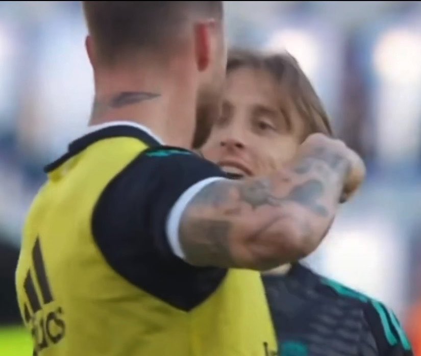 iPL1SETSKY's tweet photo. sigo pensando en la sonrisa de luka después de que sergio lo agarra de la cara re fuerte … Que Carajos ???? https://t.co/JdInpCtC1U