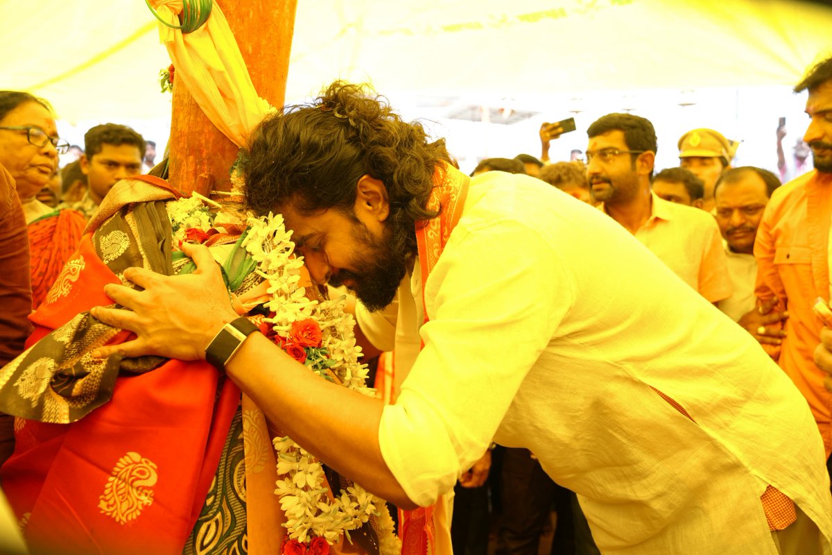 TheParadiseOffl's tweet photo. Natural Star @NameisNani &amp; #TheParadise team offered their prayers at the Sri Sammakka Saralamma Devasthanam in Medaram ✨

Book your tickets now!
🎟️ https://t.co/QWwS4IbJsE https://t.co/BIUYvRsnz5