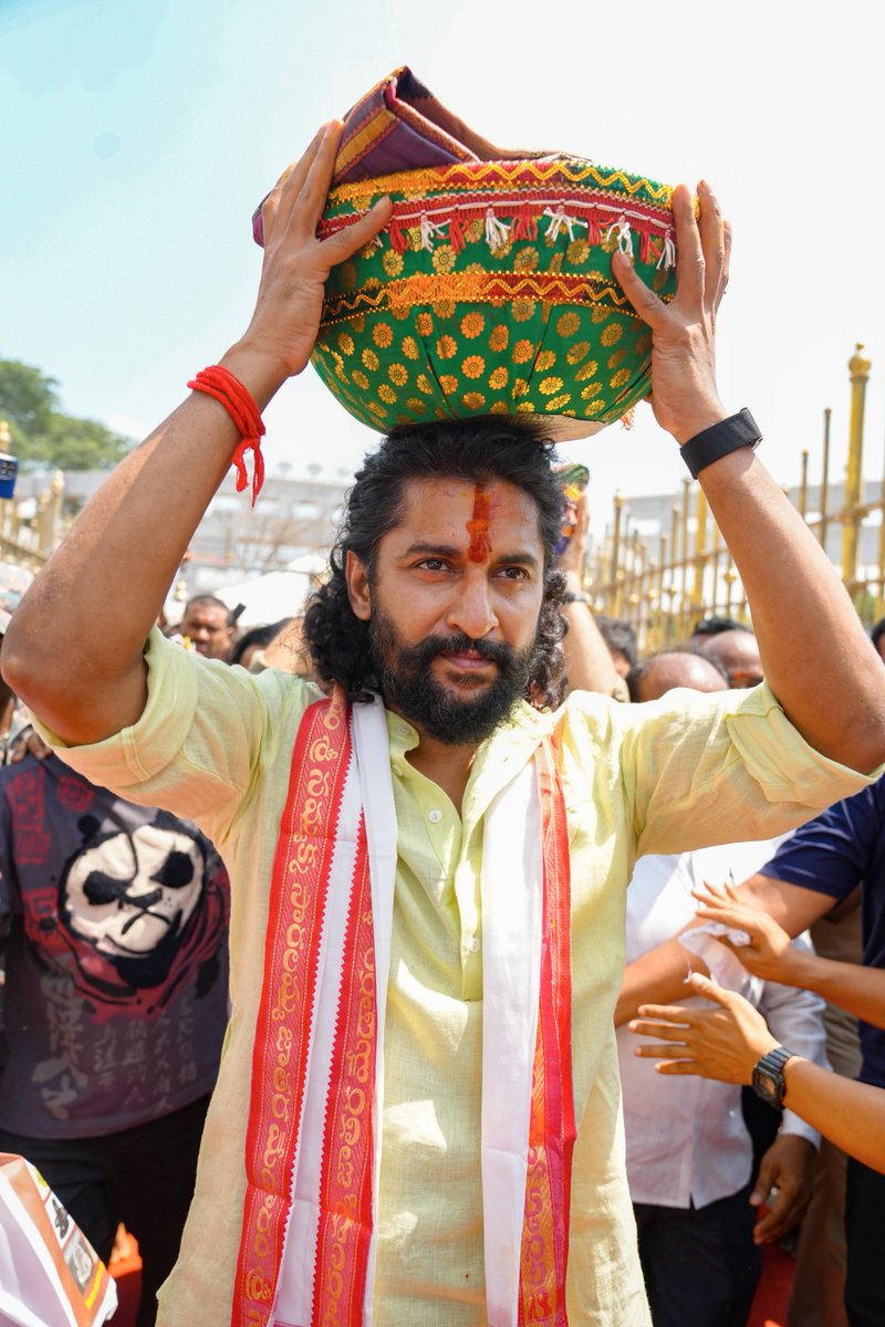 TheParadiseOffl's tweet photo. Natural Star @NameisNani &amp; #TheParadise team offered their prayers at the Sri Sammakka Saralamma Devasthanam in Medaram ✨

Book your tickets now!
🎟️ https://t.co/QWwS4IbJsE https://t.co/BIUYvRsnz5