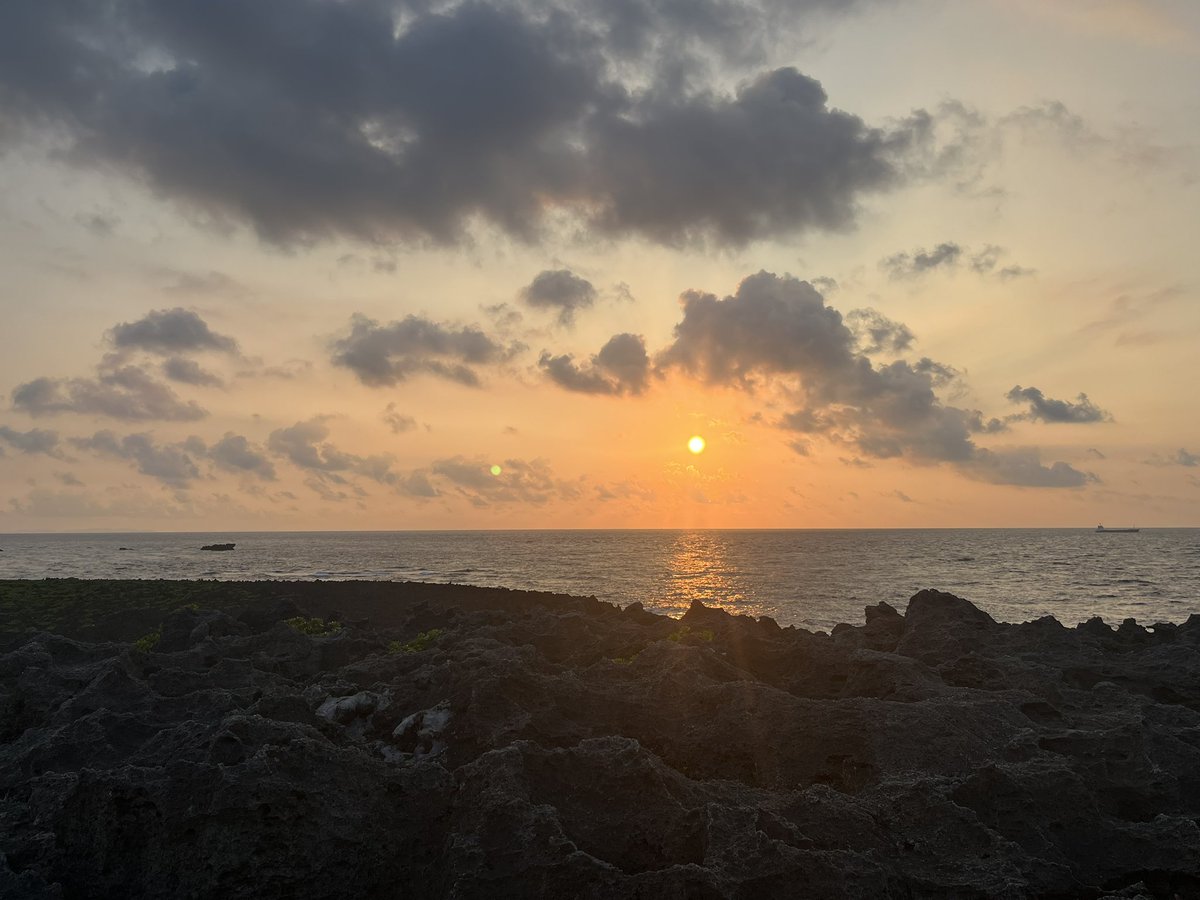Kshigeru8's tweet photo. 仕事が終わって夕日見にきたー
#残波岬 https://t.co/dN1XXWf4R3