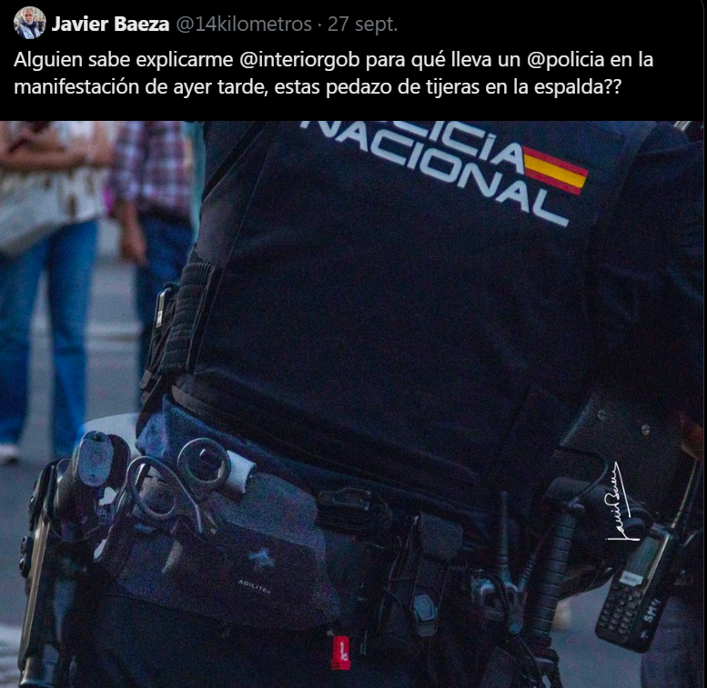 ufpol's tweet photo. 🚨 MIENTRAS EN SOL CANTAN “SER POLICÍA VERGÜENZA ME DARÍA..."

Esa misma Policía se paga de su propio bolsillo material sanitario para intentar salvar vidas.

La tuya.
La de cualquiera.
También la de quien nos insulta.

SERVIR Y PROTEGER. Gracias compañeros y compañeras. #UFP https://t.co/msyfQXTRZP