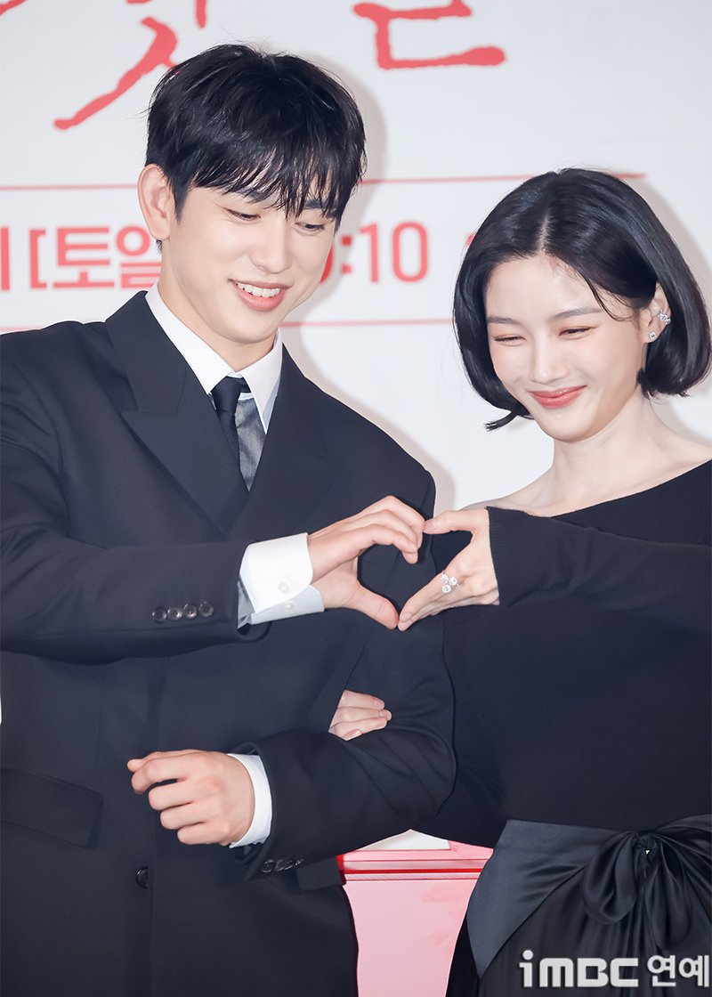 imbcenews's tweet photo. '100일의 거짓말' 김유정·박진영 "우리 로맨스는 100점 만점에 1000점"
#박진영 #김유정 #배우 #용산CGV #100일의거짓말 #제작발표회 #iMBC연예

29일 서울 용산구 CGV용산아이파크몰에서 tvN 새 토일드라마 '100일의 거짓말'(연출 유인식·극본 류보리) 제작발표회가 진행됐다.

박진영은 "우리가 로맨스 장면을 찍을 때마다 유인식 감독님께서 누구보다 설레하시더라. 방긋 웃으시고 뿌듯해하셨다"고 말했다. 김유정은 "이 드라마는 어린 존재들이 서로가 서로를 느끼며 성장하는 로맨스라고 할 수 있다. 혼자 만들어가기엔 어려움이 컸겠지만, 진영 배우와 함께 해서 좋았다"고 말했다.

한편 김유정은 "대본을 읽었을 때, 이 작품에 참여하는 것만으로도 배우의 길에서 영광이라 생각했다"고 밝혔다.

🔗https://t.co/EKlI5uDBsy
