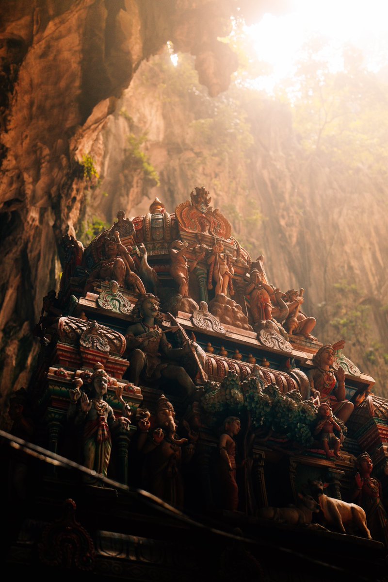 AstonMartinF1's tweet photo. Taking in the sights of Malaysia. 🇲🇾

📍 Batu Caves https://t.co/0nhkXm2IOO