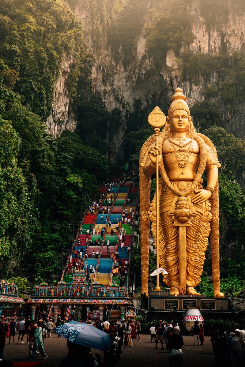 AstonMartinF1's tweet photo. Taking in the sights of Malaysia. 🇲🇾

📍 Batu Caves https://t.co/0nhkXm2IOO