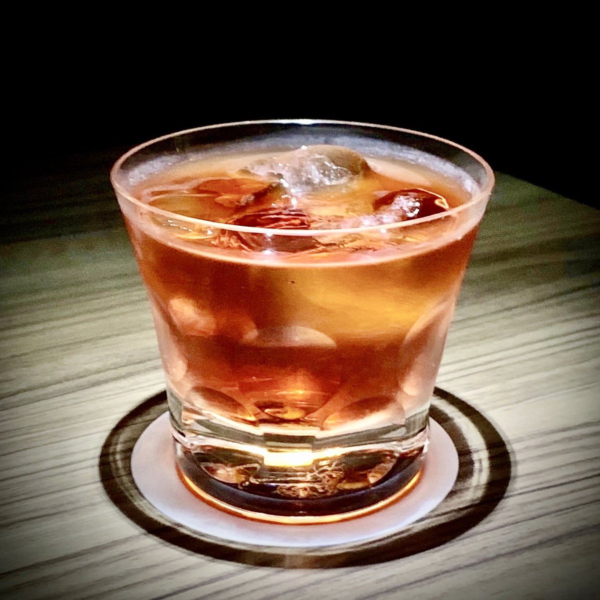 BarLuciano1's tweet photo. ネグローニ
ジン、スイートヴェルモット、カンパリのロングカクテル(ロックスタイル)。

本日も『19時から気のむくままに』営業いたします。
ご来店の際にはくれぐれもお足元をお気をつけください。 https://t.co/s0ifpzQ2QN