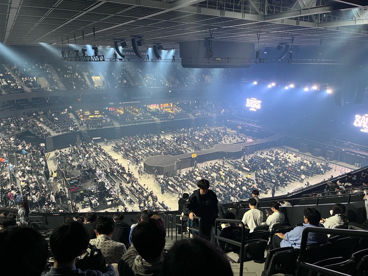 take_teni's tweet photo. バクラDAY1 4Fスタンド上から2列目。全体はよく見える^^; https://t.co/wIAqVSjvBp