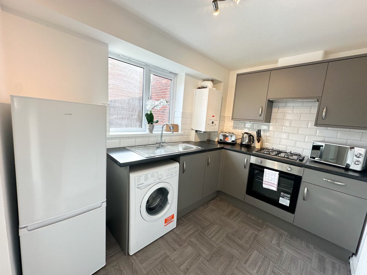NorthEastSA's tweet photo. Working away from home in #boro? Try this 3-bed whole house rather than a #hotel. #Tesco, #Asda, #Aldi, #Lidl, #Morrisons all within 10 mins. Big Screen Smart TV + 250Mbps #wifi. https://t.co/WWPrqdyMmv #NorthEast #Teesside #Middlesbrough #North https://t.co/sVxlg08LTw