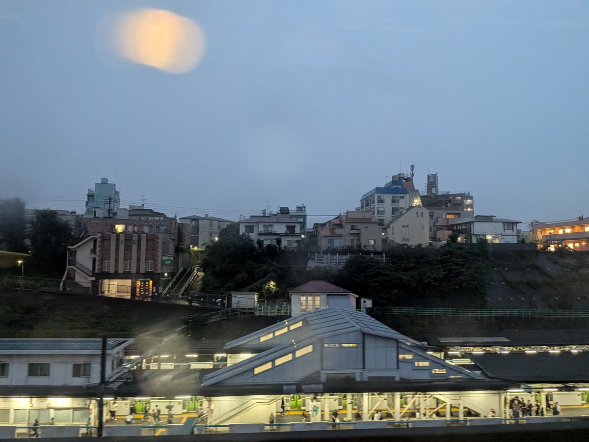 hideyaemma's tweet photo. 歴史的な長雨の中を東京から地元へ。来週からの国会論戦に備えて今日午後は防衛ジャーナリストに事務所に来てもらい、党の同僚議員と共にレクチャーを受けました。防衛3文書改定と国防費の増額、それに原潜保有問題など多岐に渡る論点提示を受けました。国会論戦に向けてしっかりと準備します。 https://t.co/NrGEH96nJF