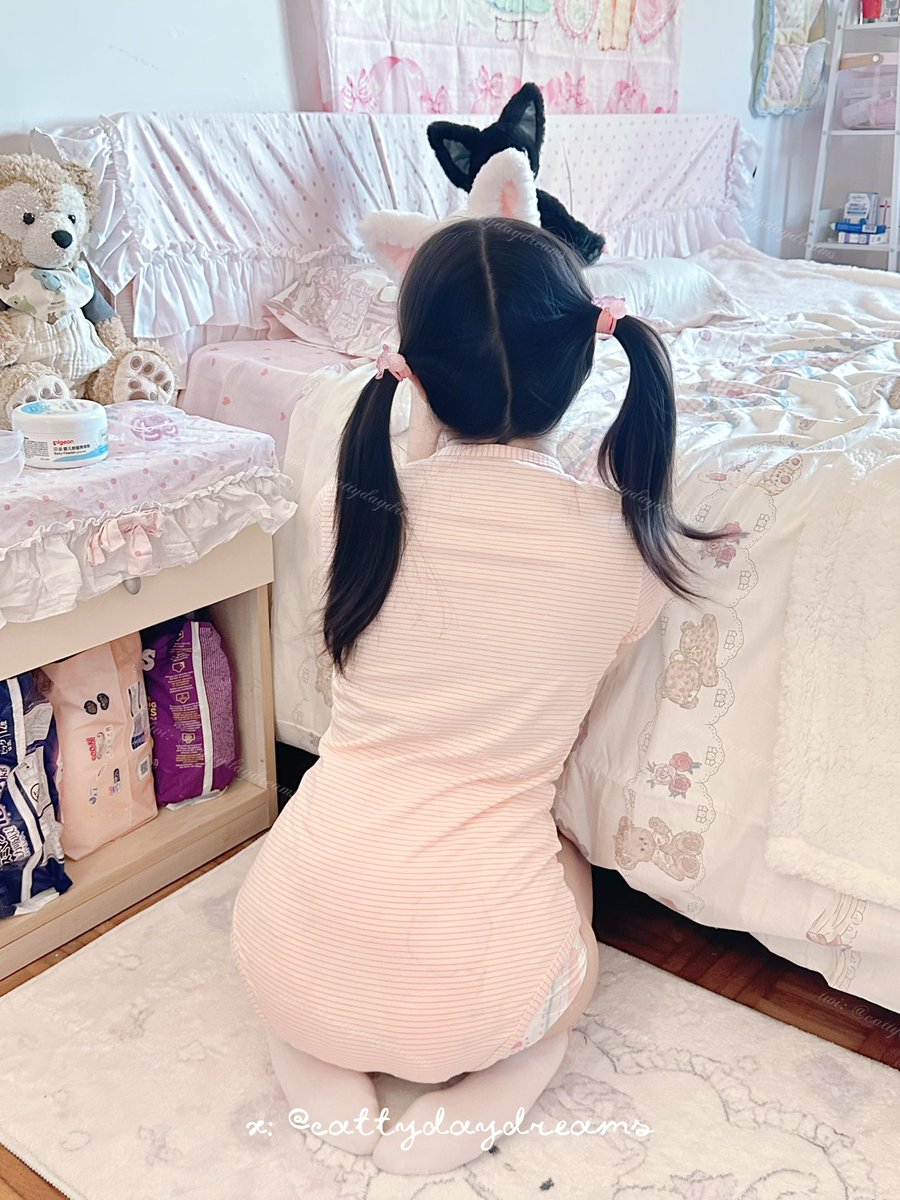 cattydaydreams's tweet photo. ^小猫要穿小猫尿布^🐾

连体衣和🐈尿布均来自@landofgenie 

#abdl #幼児退行 #おむつ https://t.co/55F4qv7vZP