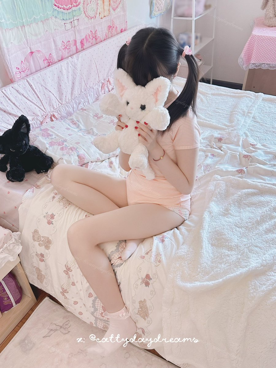 cattydaydreams's tweet photo. ^小猫要穿小猫尿布^🐾

连体衣和🐈尿布均来自@landofgenie 

#abdl #幼児退行 #おむつ https://t.co/55F4qv7vZP