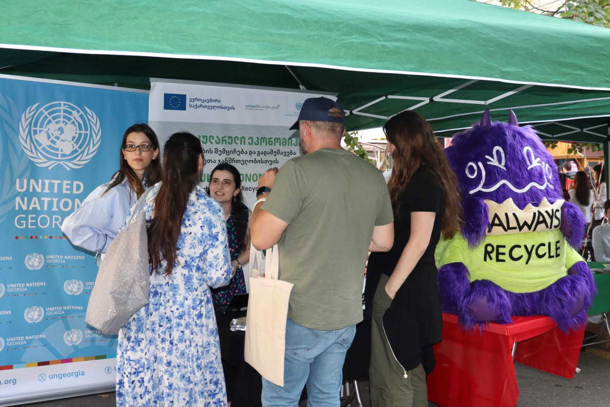UNDPGeorgia's tweet photo. Chompo the Waste Monster👾 brought a circular gaming challenge to @IliaStateUni’s Science Picnic!

Chompo-calypse, a digital game, turned sustainable waste management into a fun learning adventure.

🇪🇺🇺🇳 Explore EU/UN support for #CircularEconomy

♻️ https://t.co/6mv855cgc3 https://t.co/IjFzORyUFA