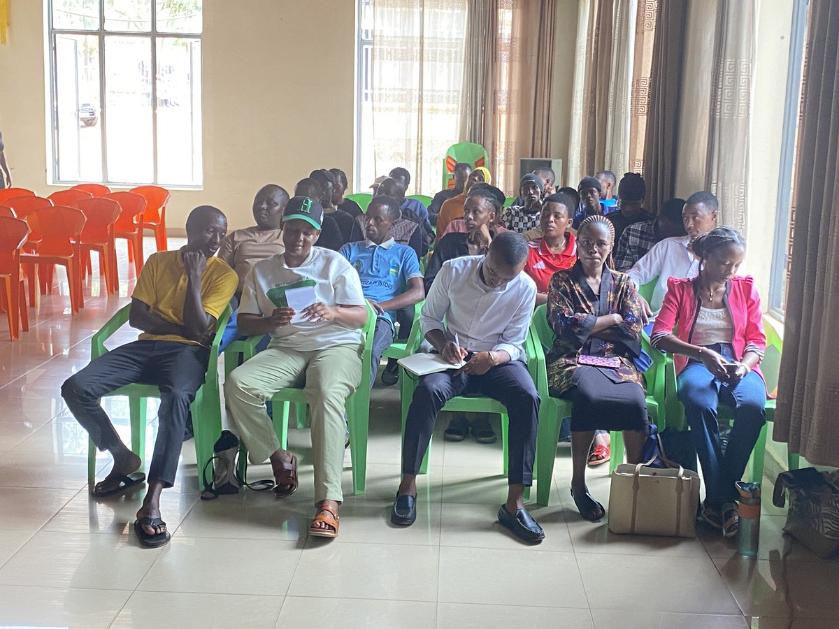 NyakabandaSec's tweet photo. Muri aka kanya, mu Cyumba cy’Inama cy’Umurenge wa Nyakabanda, hari kubera amahugurwa agamije gusobanurira urubyiruko Gahunda ya Ejo Heza, akamaro ko kwizigamira no guteganyiriza ejo hazaza. https://t.co/Rm5WaOufks